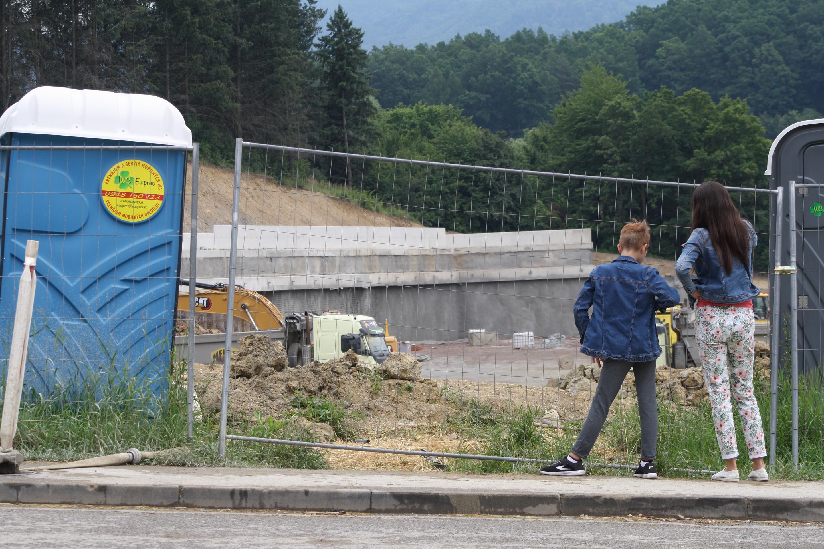 Na snímke zosuv pôdy na stavbe obchodného centra na Ulici Okružná v meste Handlová.