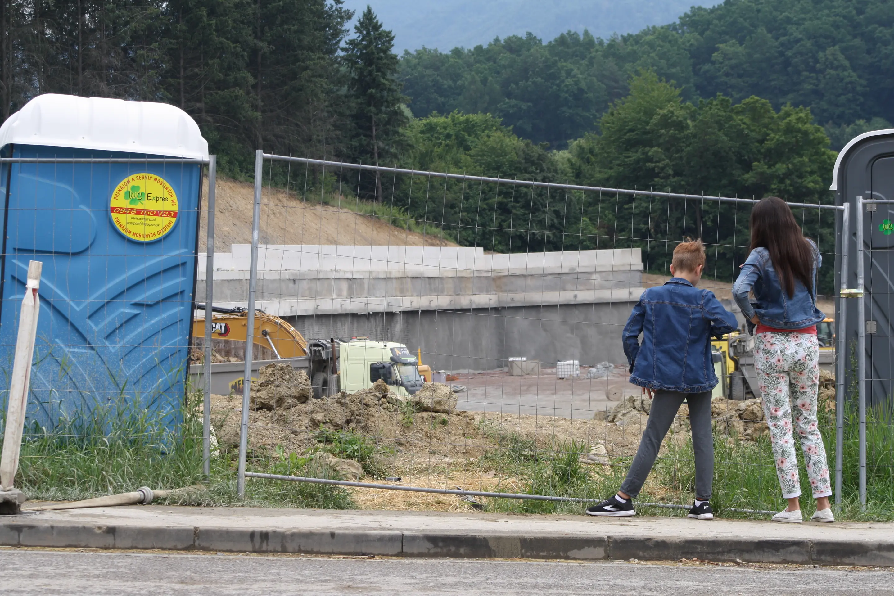 Na snímke zosuv pôdy na stavbe obchodného centra na Ulici Okružná v meste Handlová.