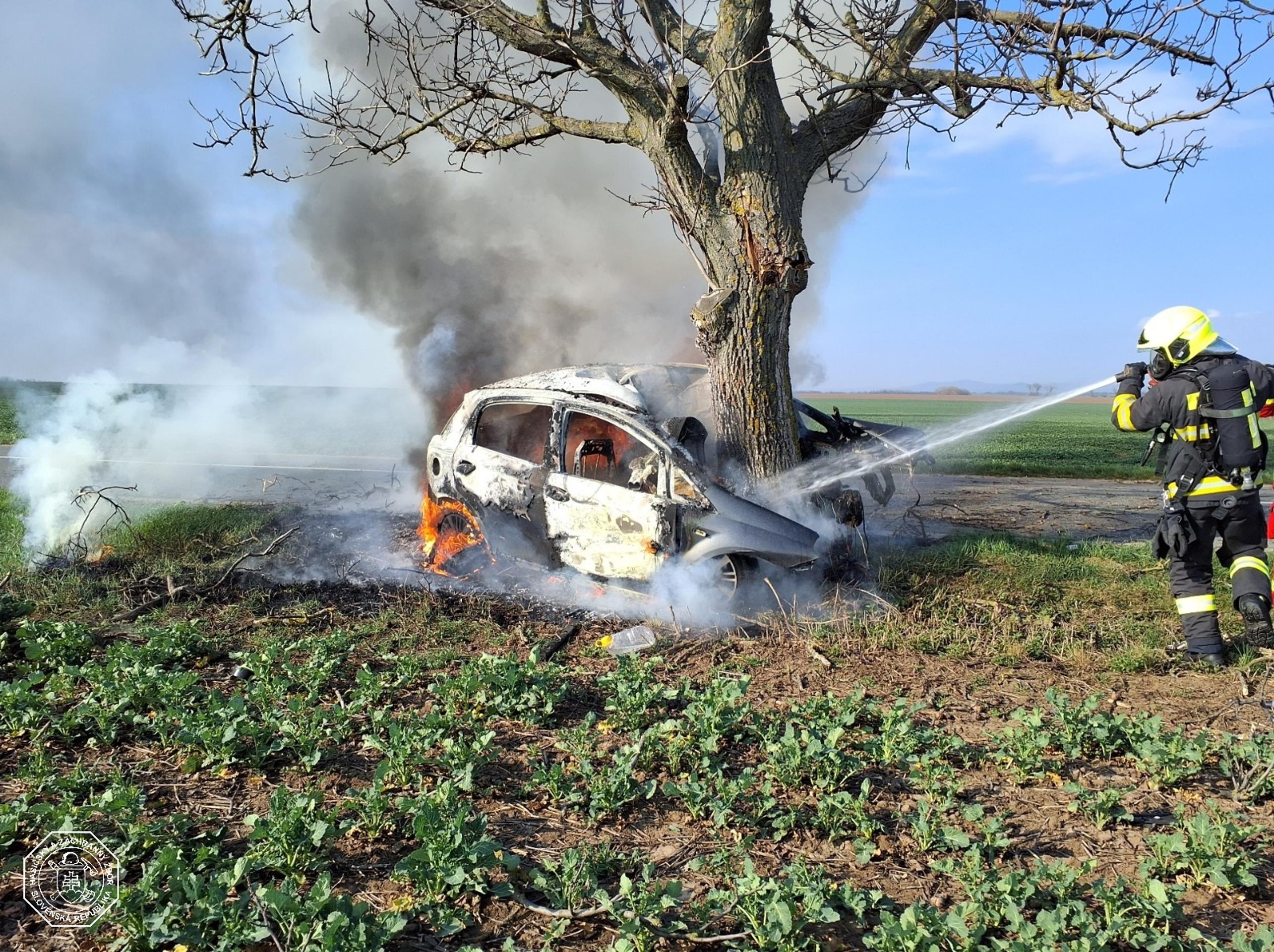 Auto začalo po náraze horieť