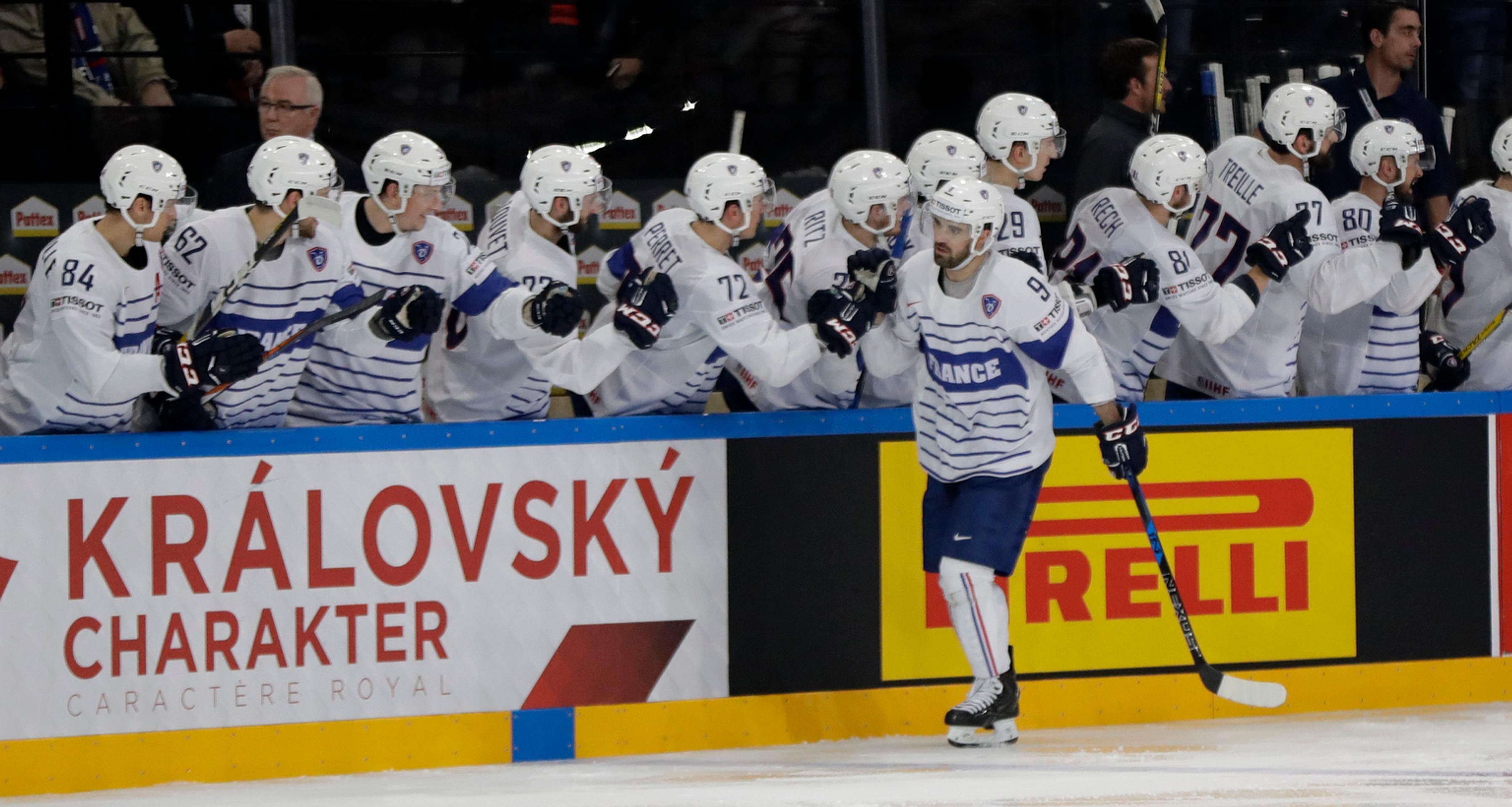 Damien Fleury (na ľade) z Francúzska oslavuje so spoluhráčmi gól v dueli MS 2017 proti Kanade.