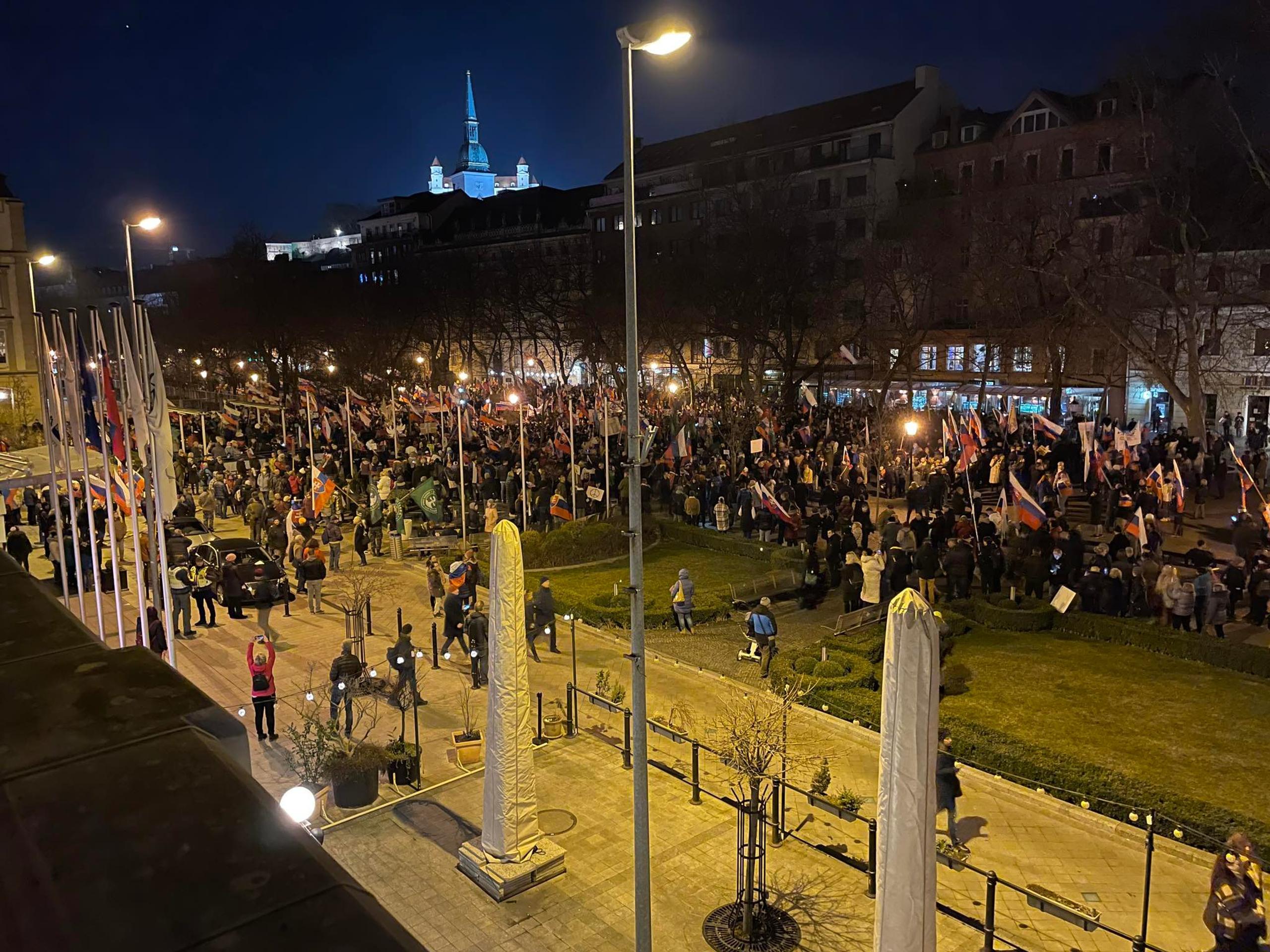 Protesty pred prezidentským palácom.