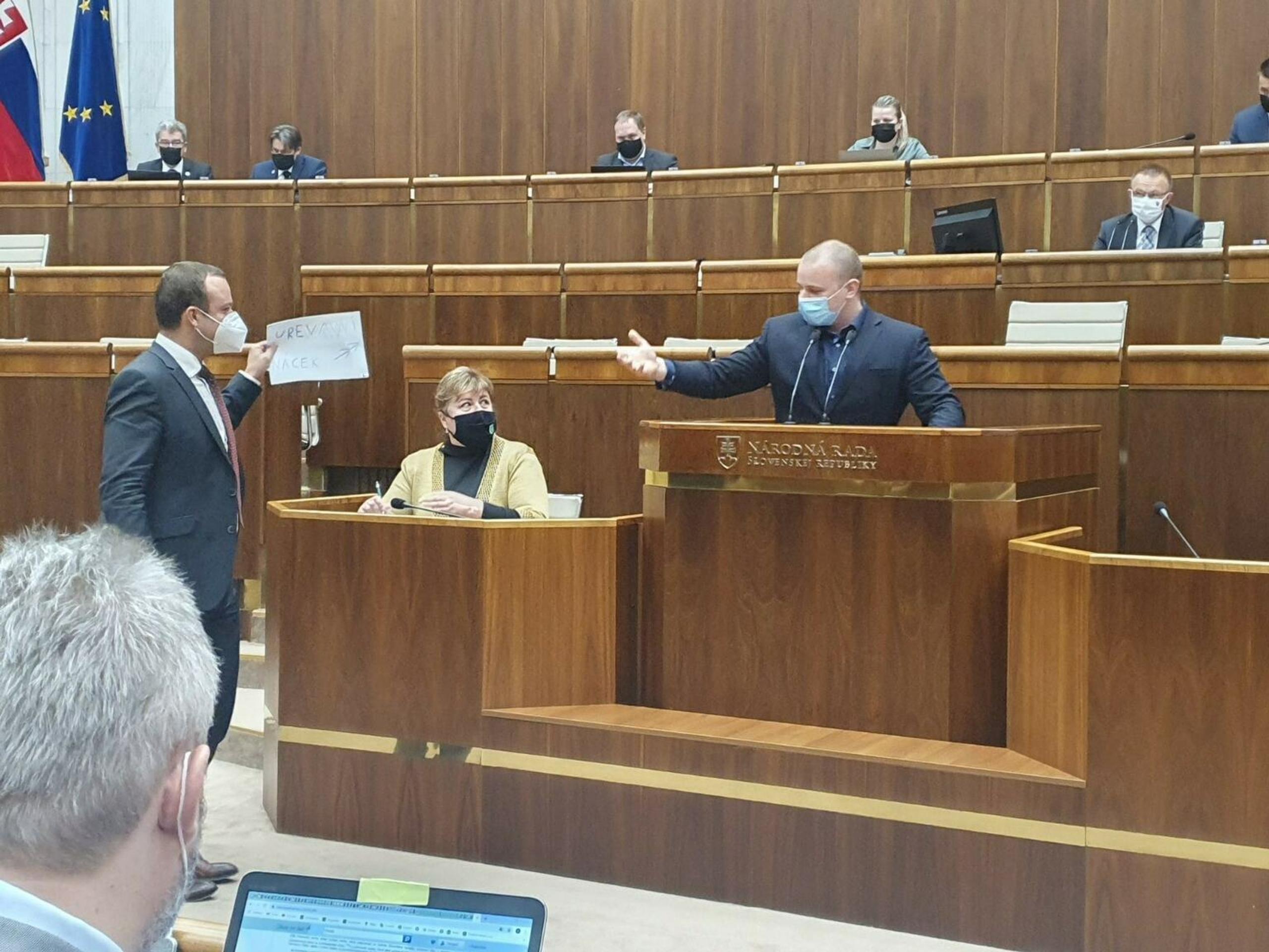 Strkanica medzi poslancami Miroslavom Žiakom (SaS) a Milanom Mazurekom (ĽSNS).