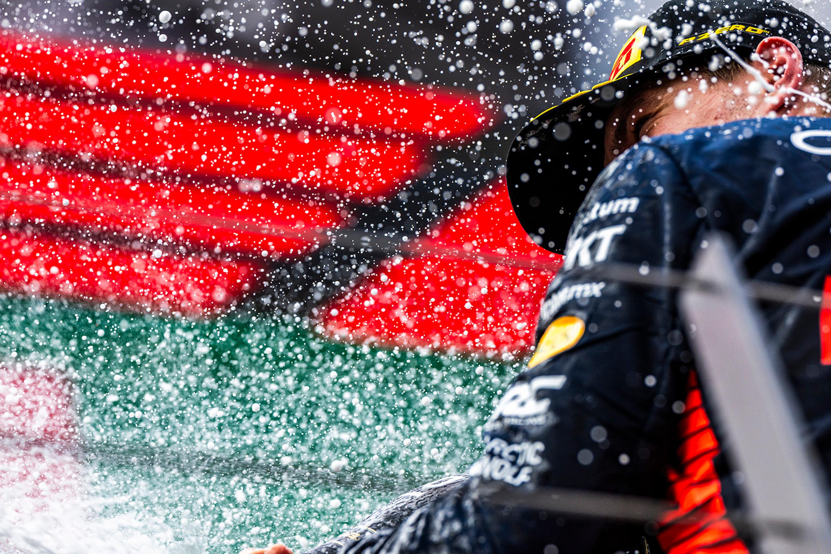 Max Verstappen z Red Bullu oslavuje triumf na VC Rakúska.