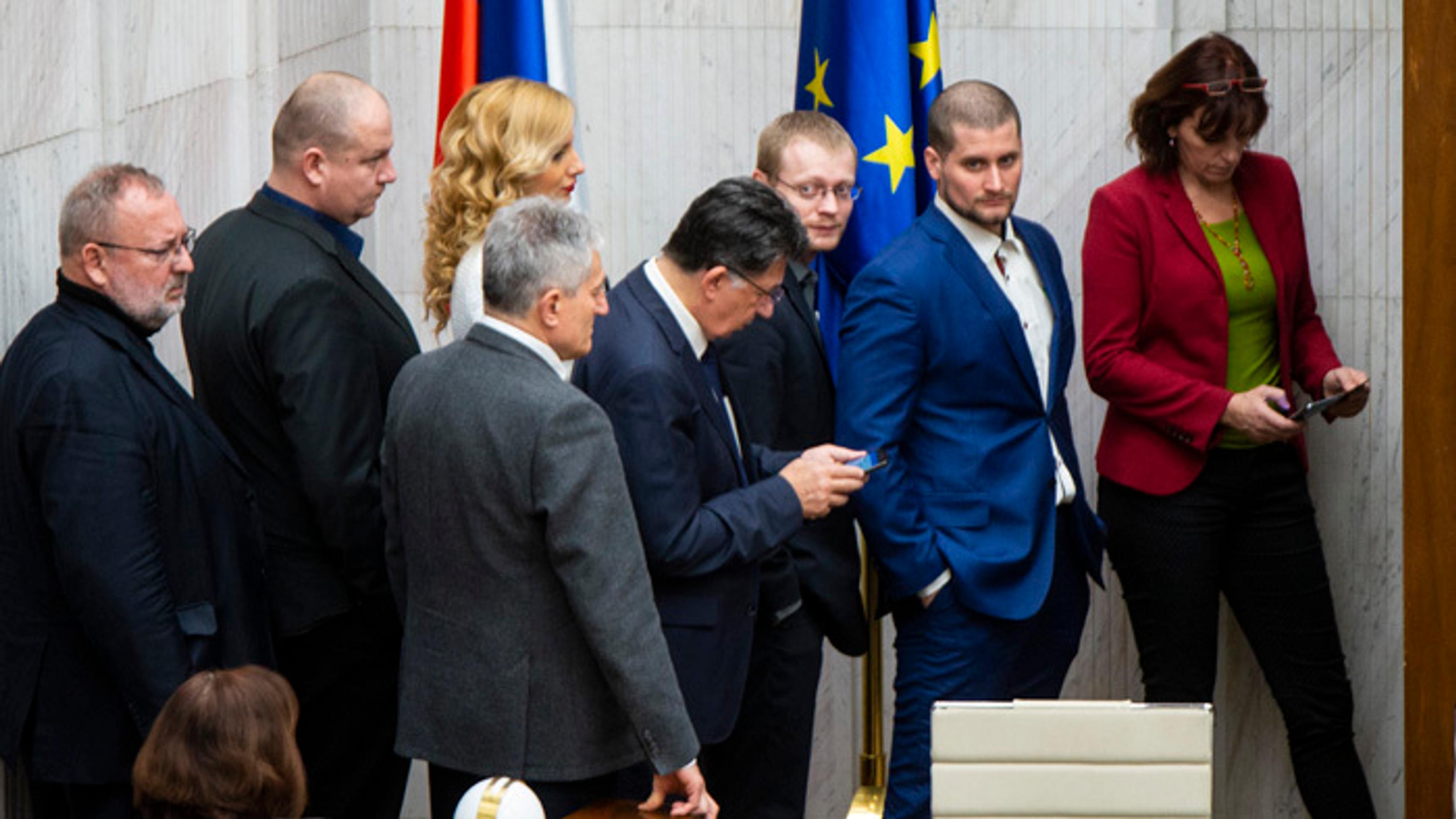 Peter Pčolinský (Sme rodina) a vpravo Peter Antal (Most-Híd) počas hlasovania o kandidátoch na ústavných sudcov 