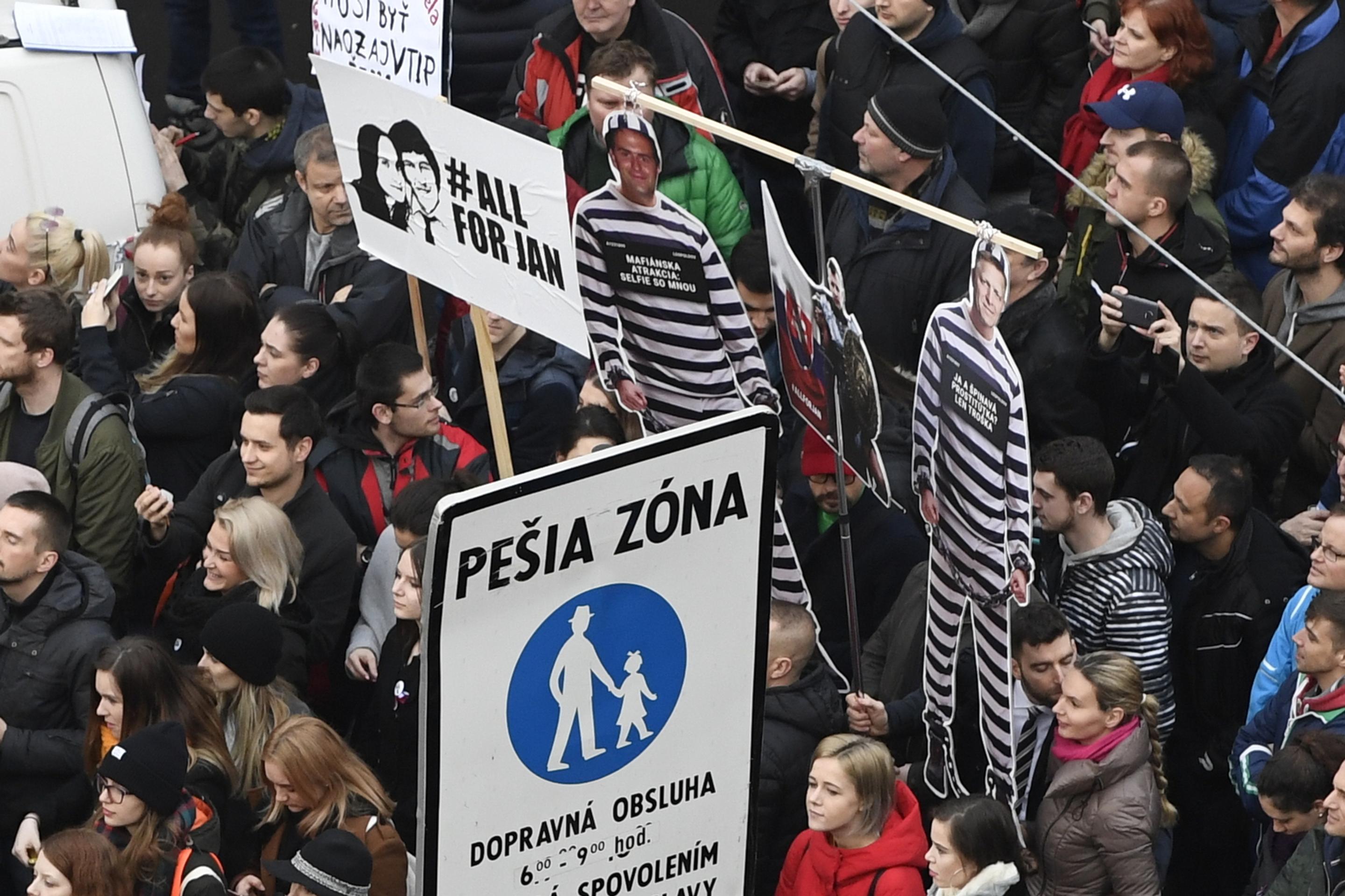 Protestujúci si priniesli aj transparenty. 