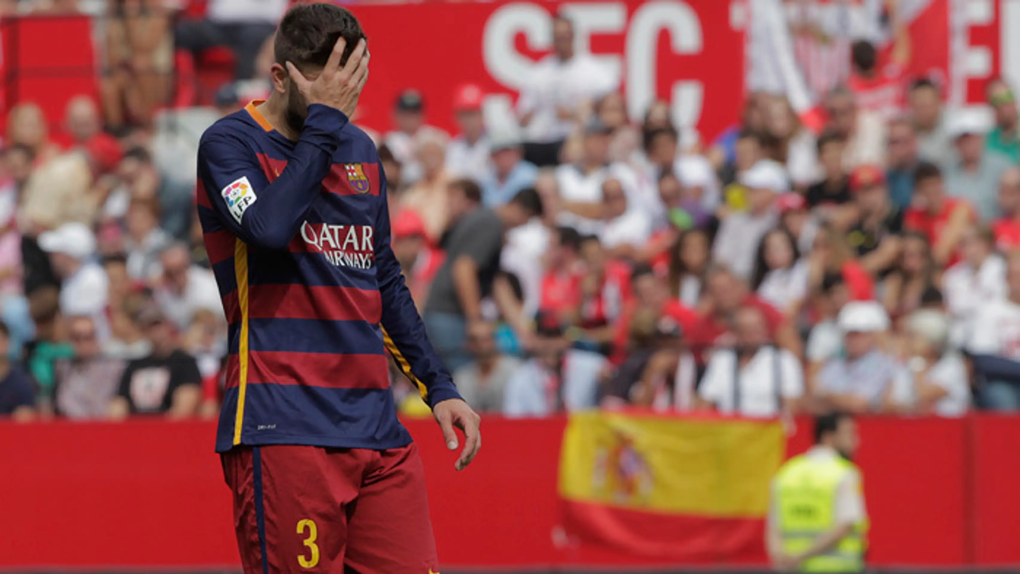 Smutný Gerad Pique (FC Barcelona) v zápase La Ligy na domácom štadióne FC Sevilla.