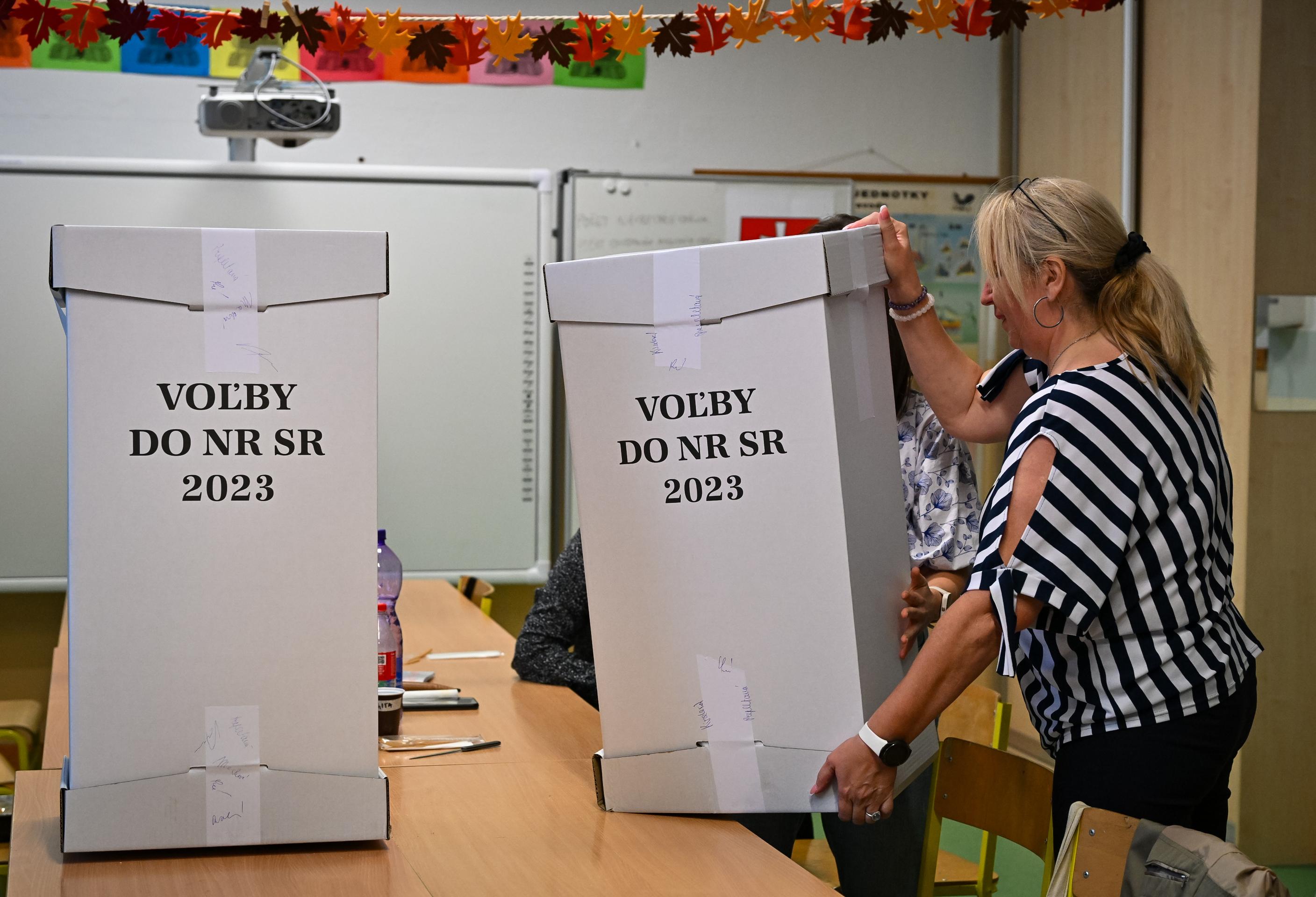 Členovia osobitnej okrskovej komisie v Bratislave pripravujú hlasovacie schránky s hlasmi slovenských občanov zo zahraničia na sčítanie.