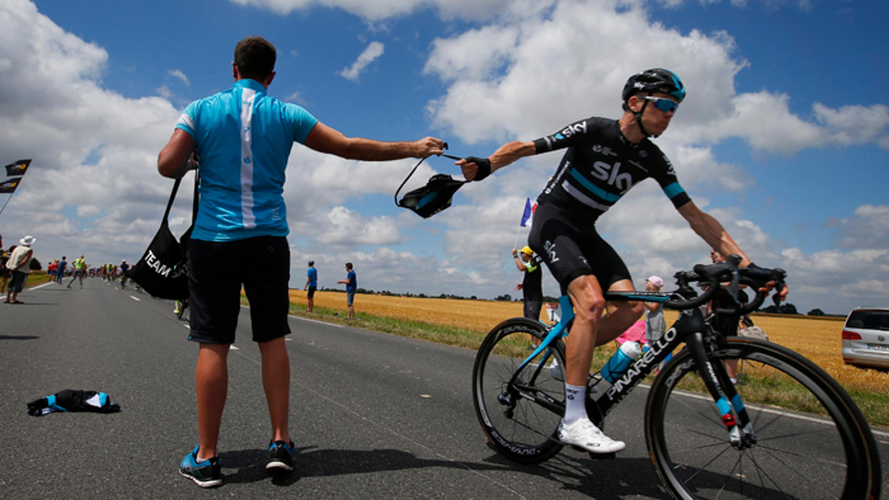 Jazdec tímu Sky Chris Froom si berie tašku s jedlom počas TdF.