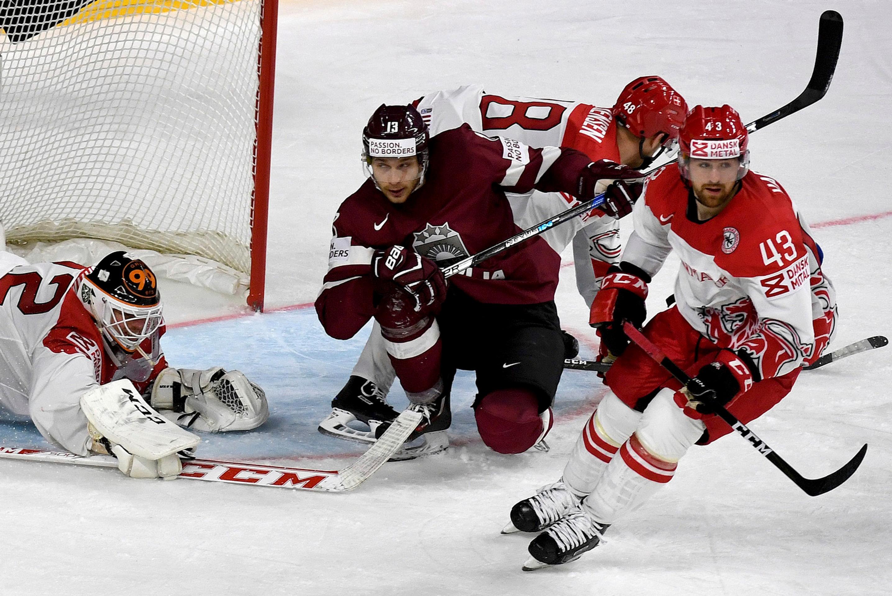 Lotyš Gunars Skvorcovs (v strede) pred bránou Dánska.