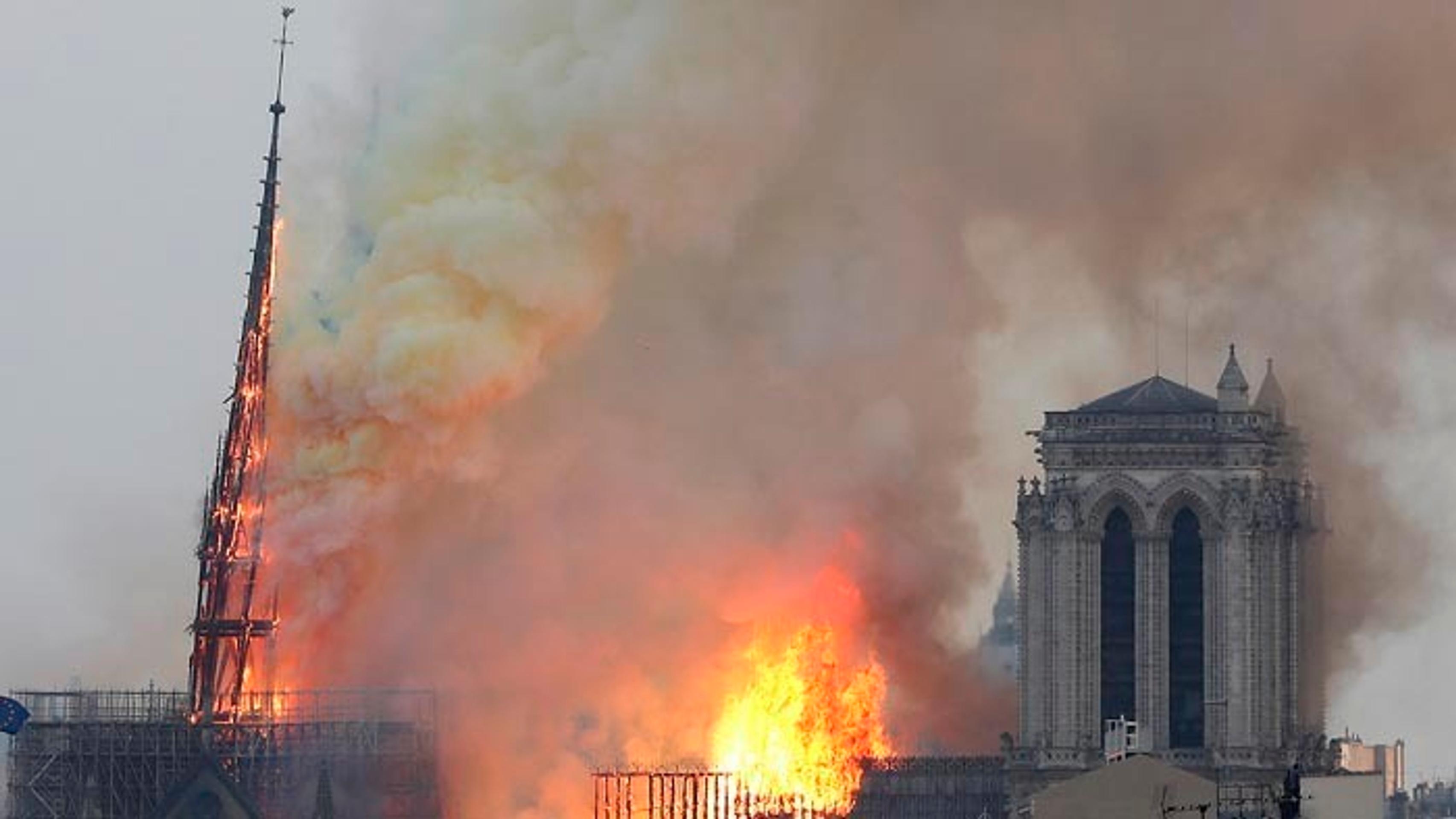 Padajúca veža na katedrále Notre-Dame.