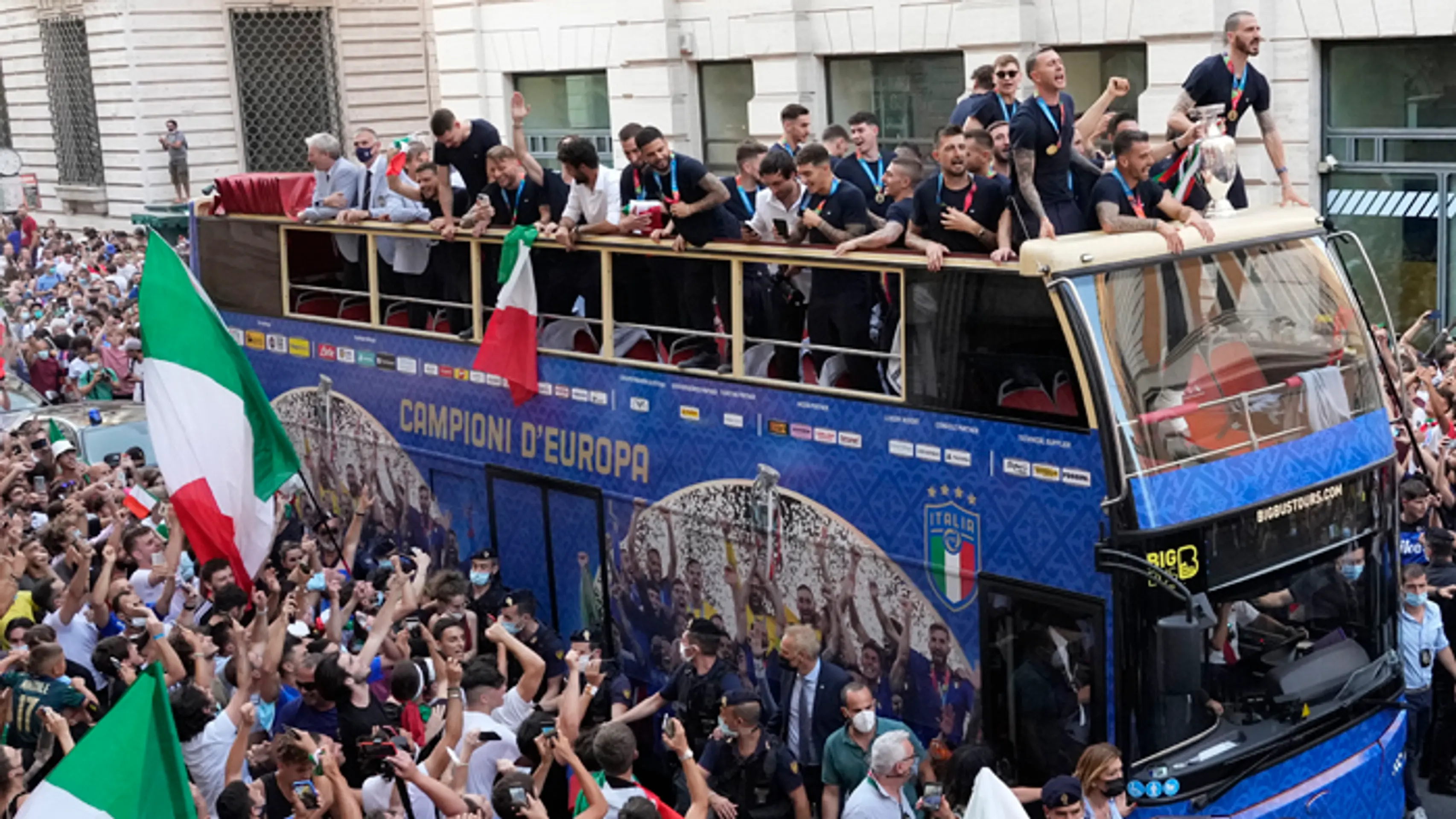 Talianski futbalisti v otvorenom autobuse oslavujú zisk titulu majstra Európy.