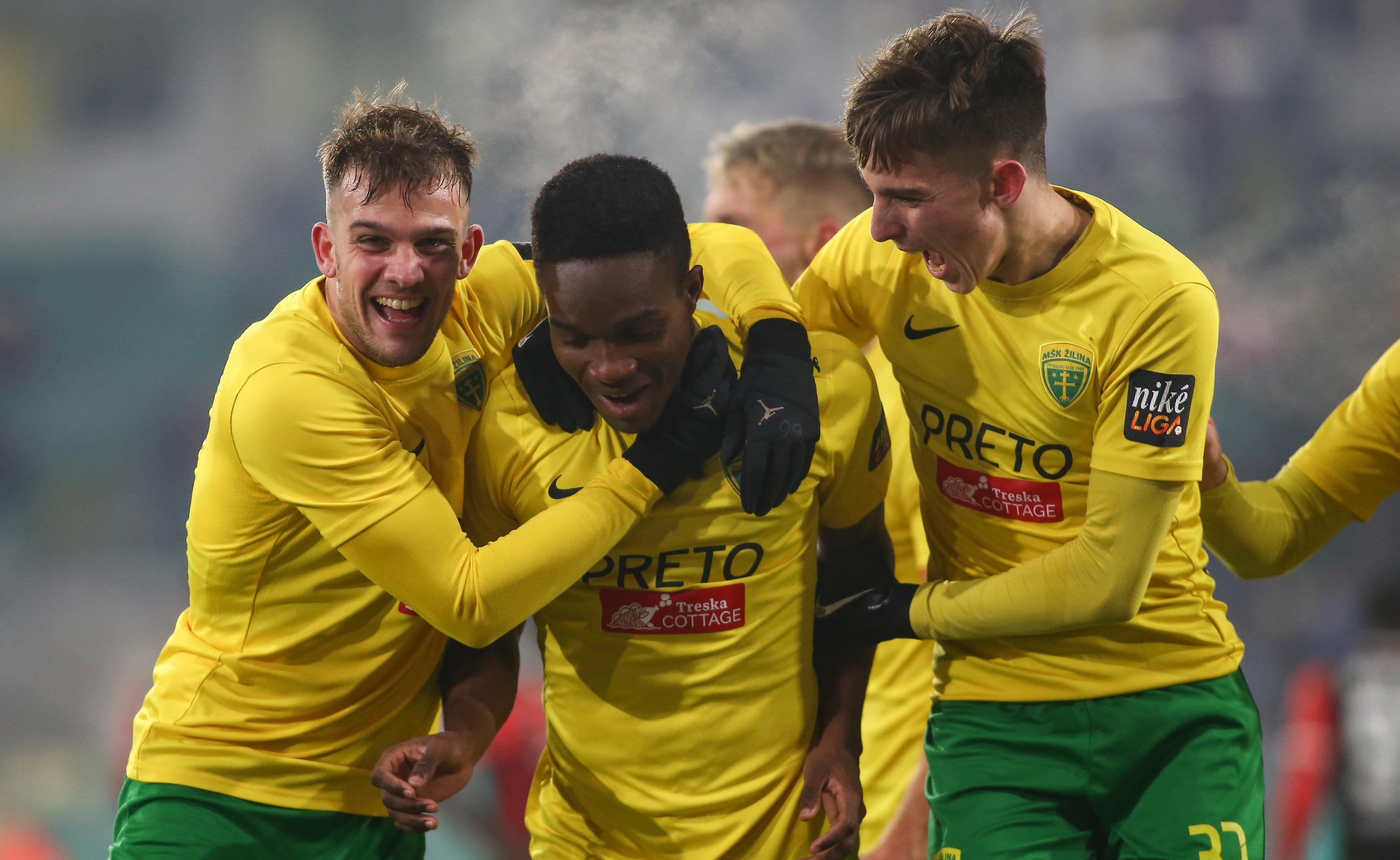 Zľava Matúš Rusnák, Samuel Gidi a Mário Sauer (všetci Žilina) sa radujú z gólu v 17. kole Niké ligy proti Trnave.