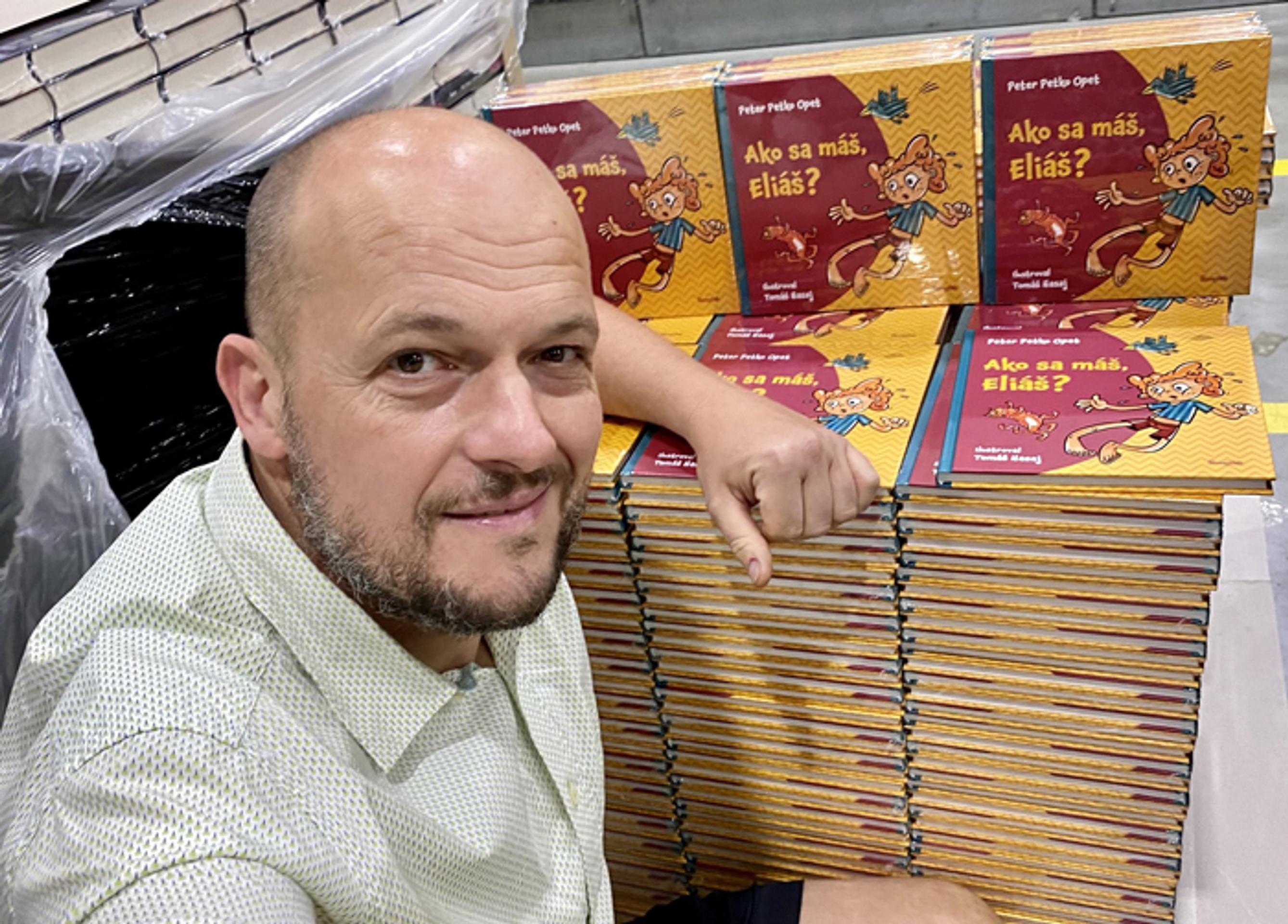 Peter Petko Opet so svojou knižkou.