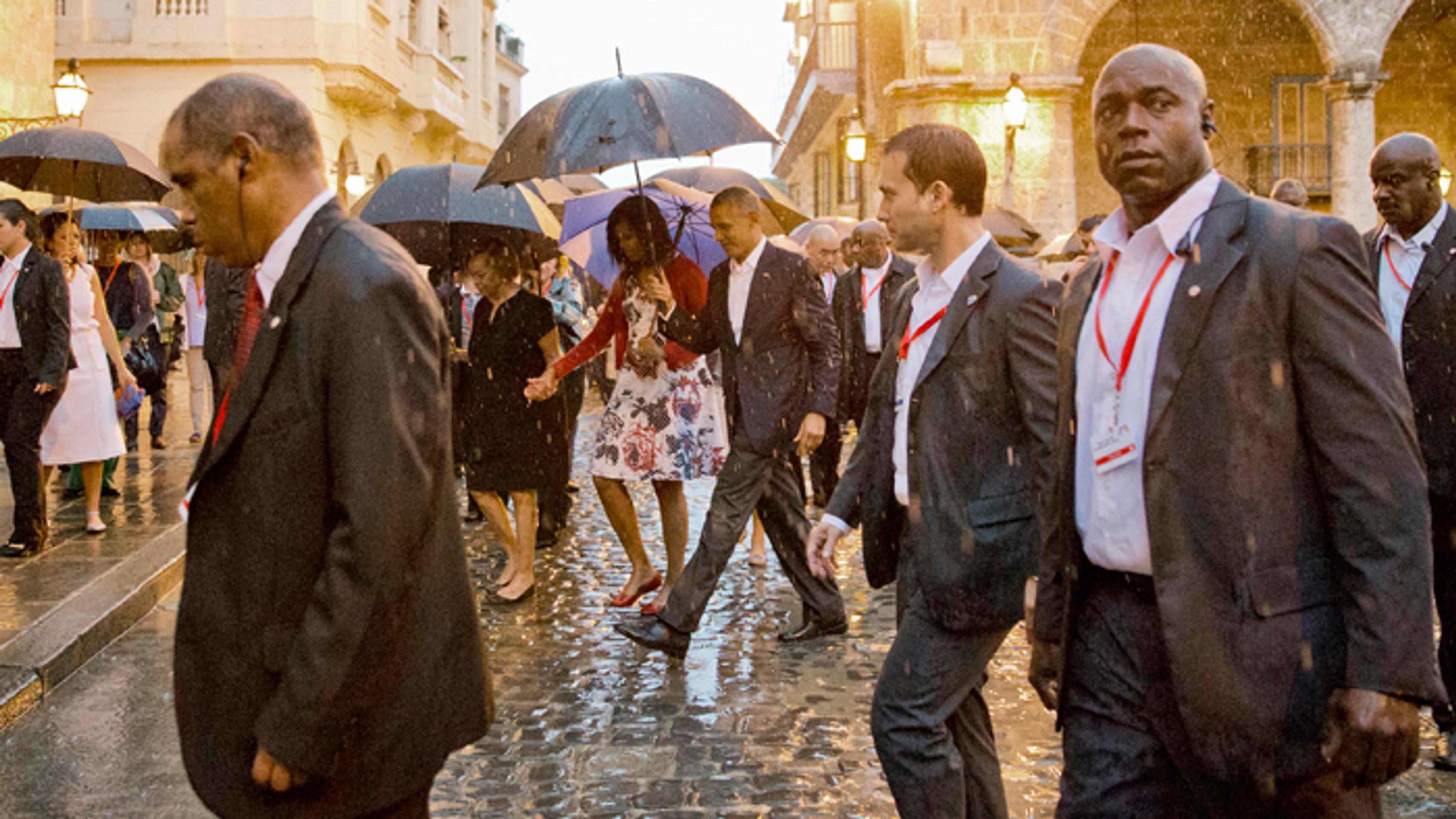 Prezident Barack Obama s manželkou Michelle sa prechádzajú v Starej Havane.