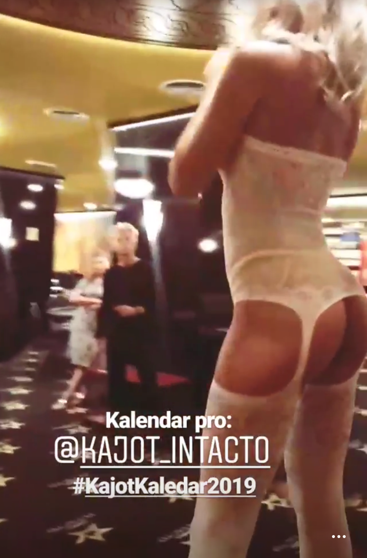 Nela Slováková v erotickej bielizni. 