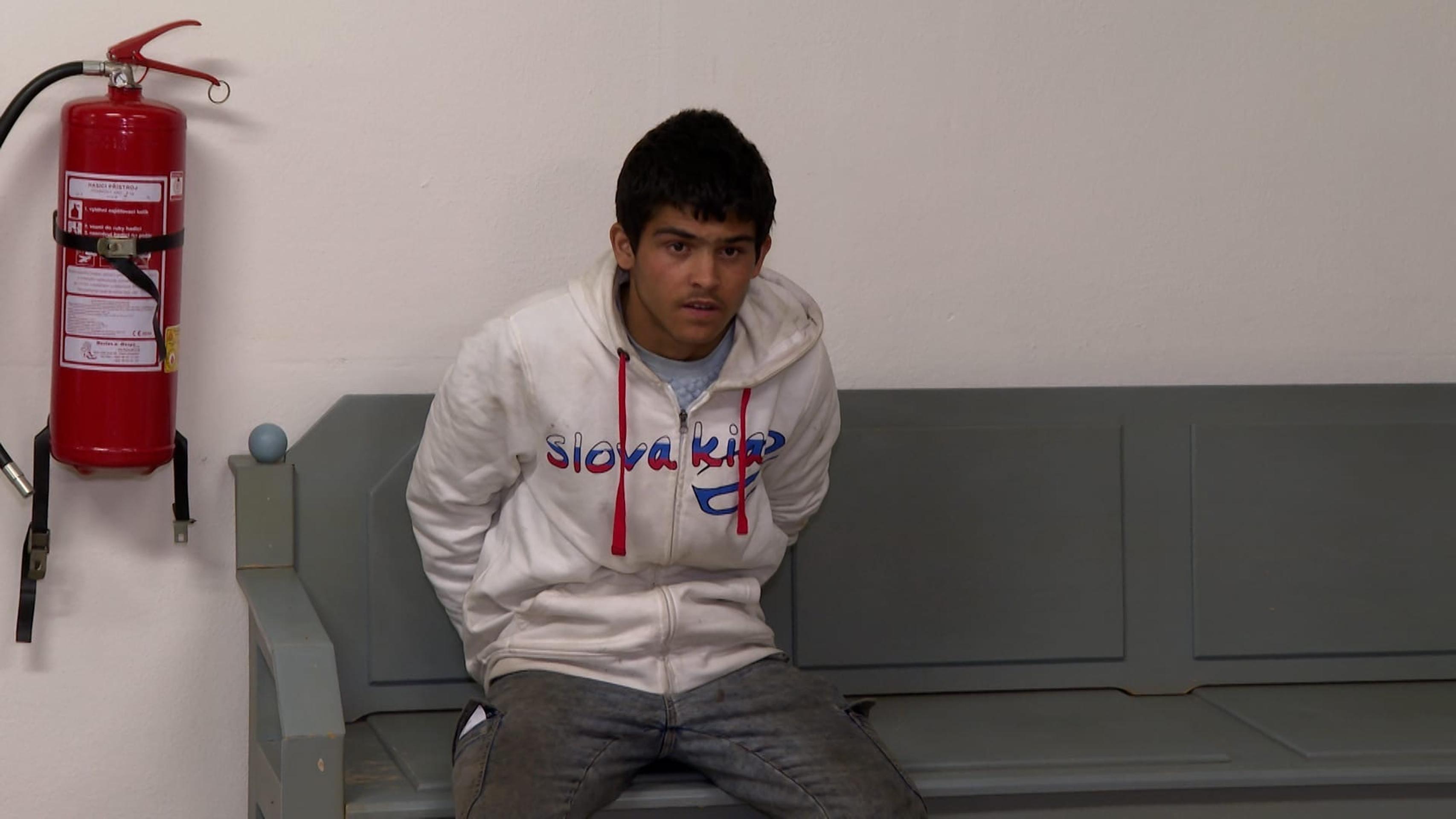 Výtržníka z osady pri Sabinove, ktorý napadol policajtov, poslal sudca za mreže.