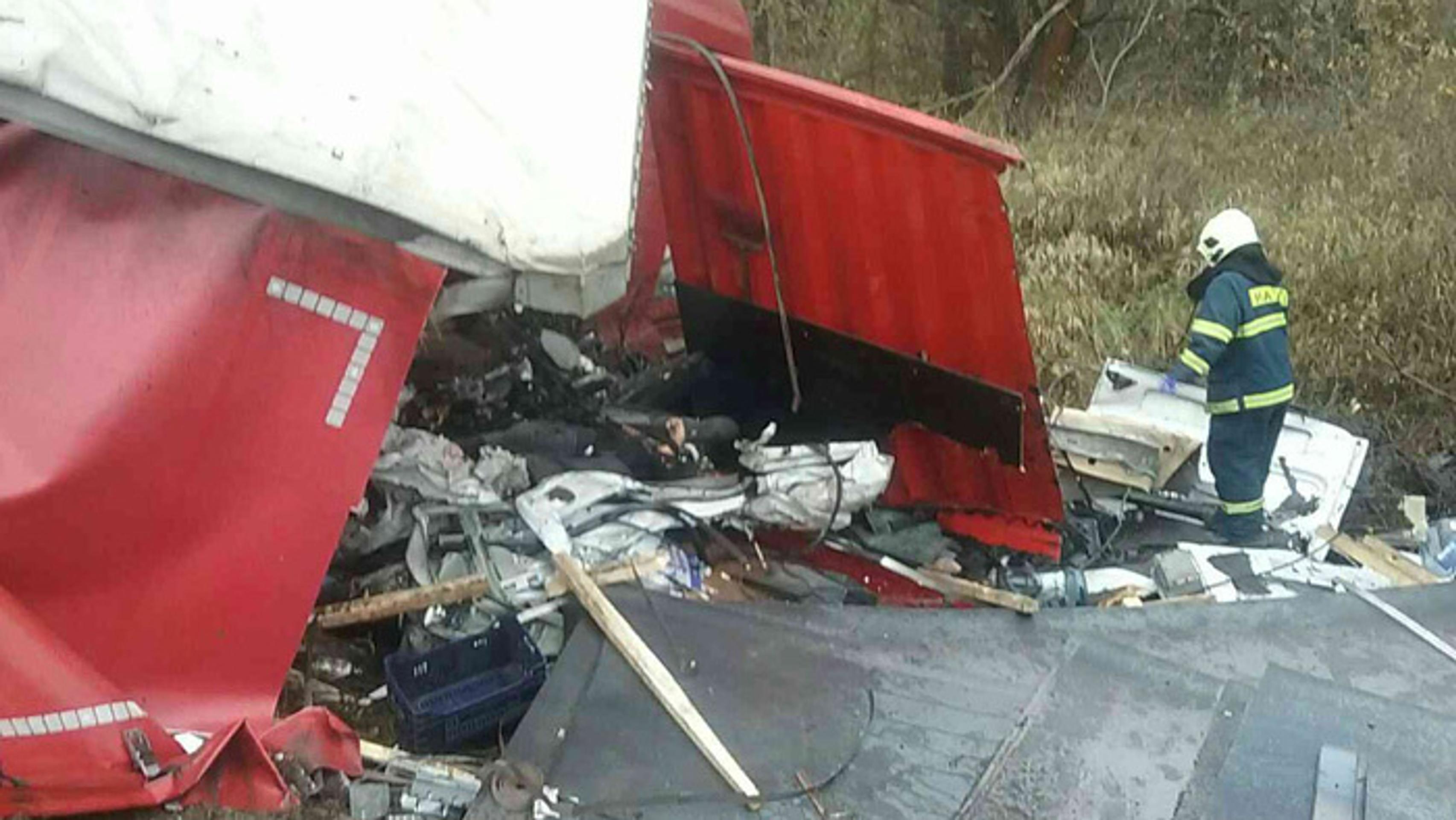 V Medveďove sa zrazili dve dodávky a nákladiak.