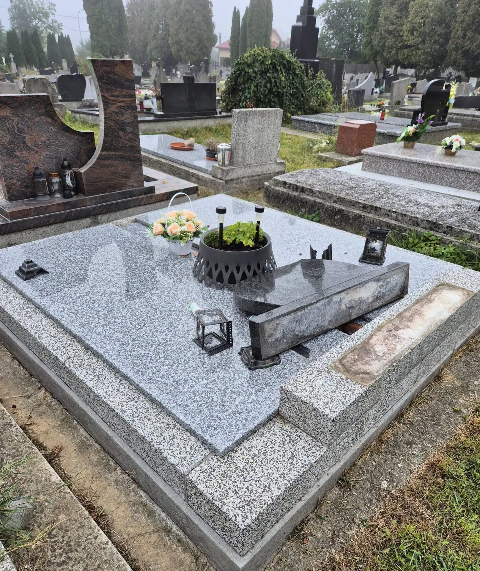 Poničený hrob na cintoríne vo Vrútkach. 