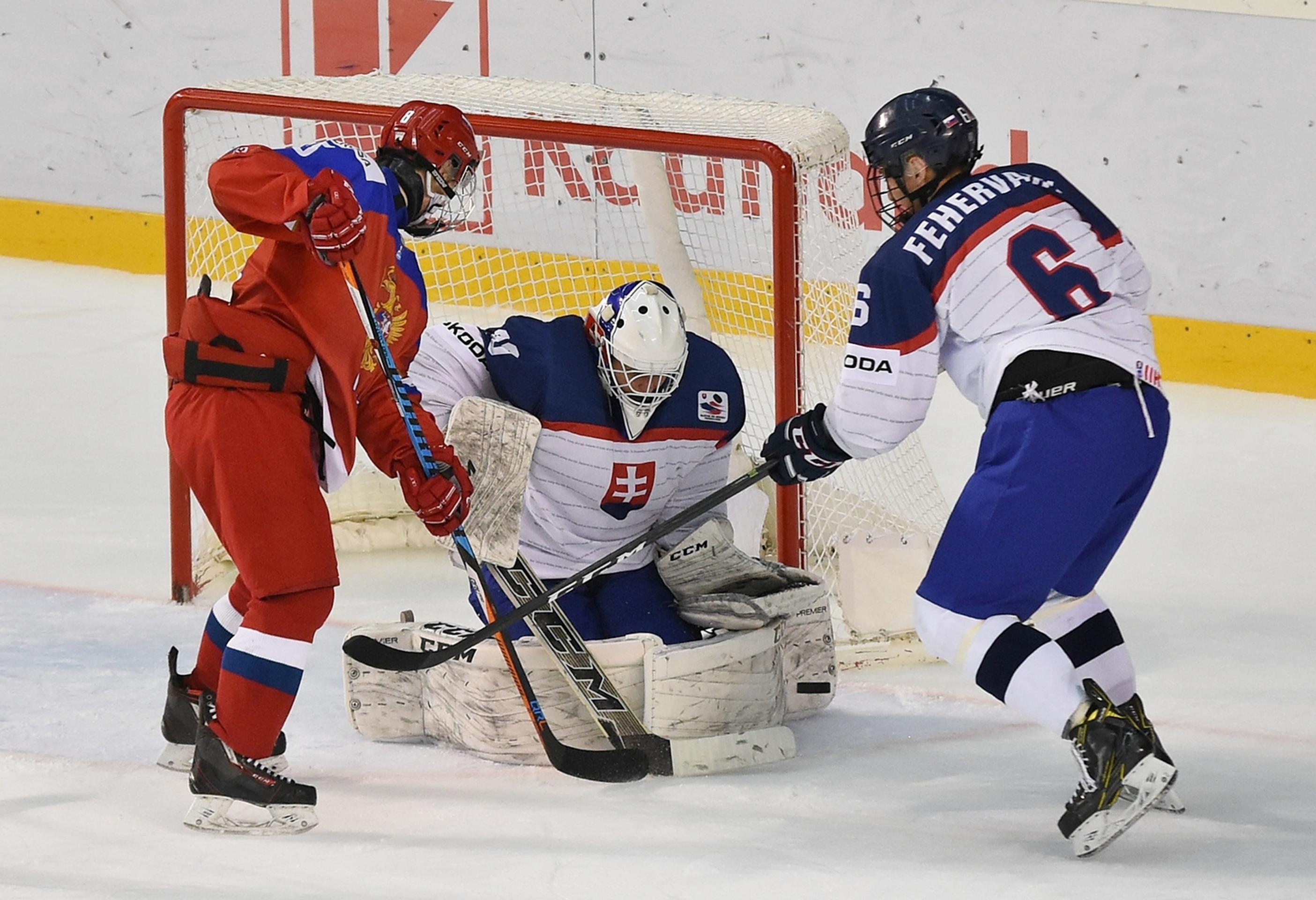 Kirill Slepec z Ruska, brankár Juraj Sklenár a kapitán Martin Fehérváry vo štvrťfinále MS do 18 rokov.