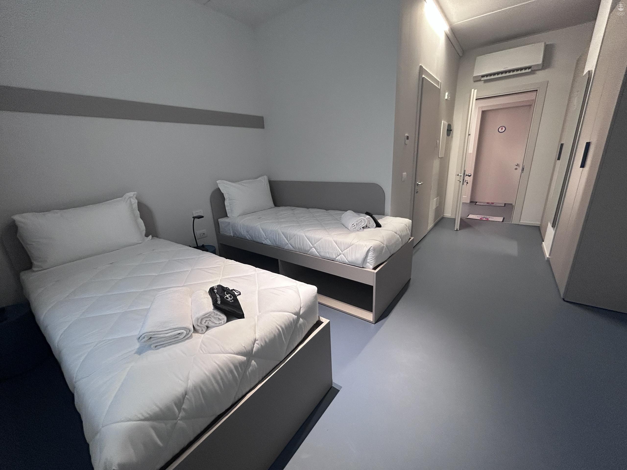 Dvojposteľová izba v olympijskej dedine v Miláne.