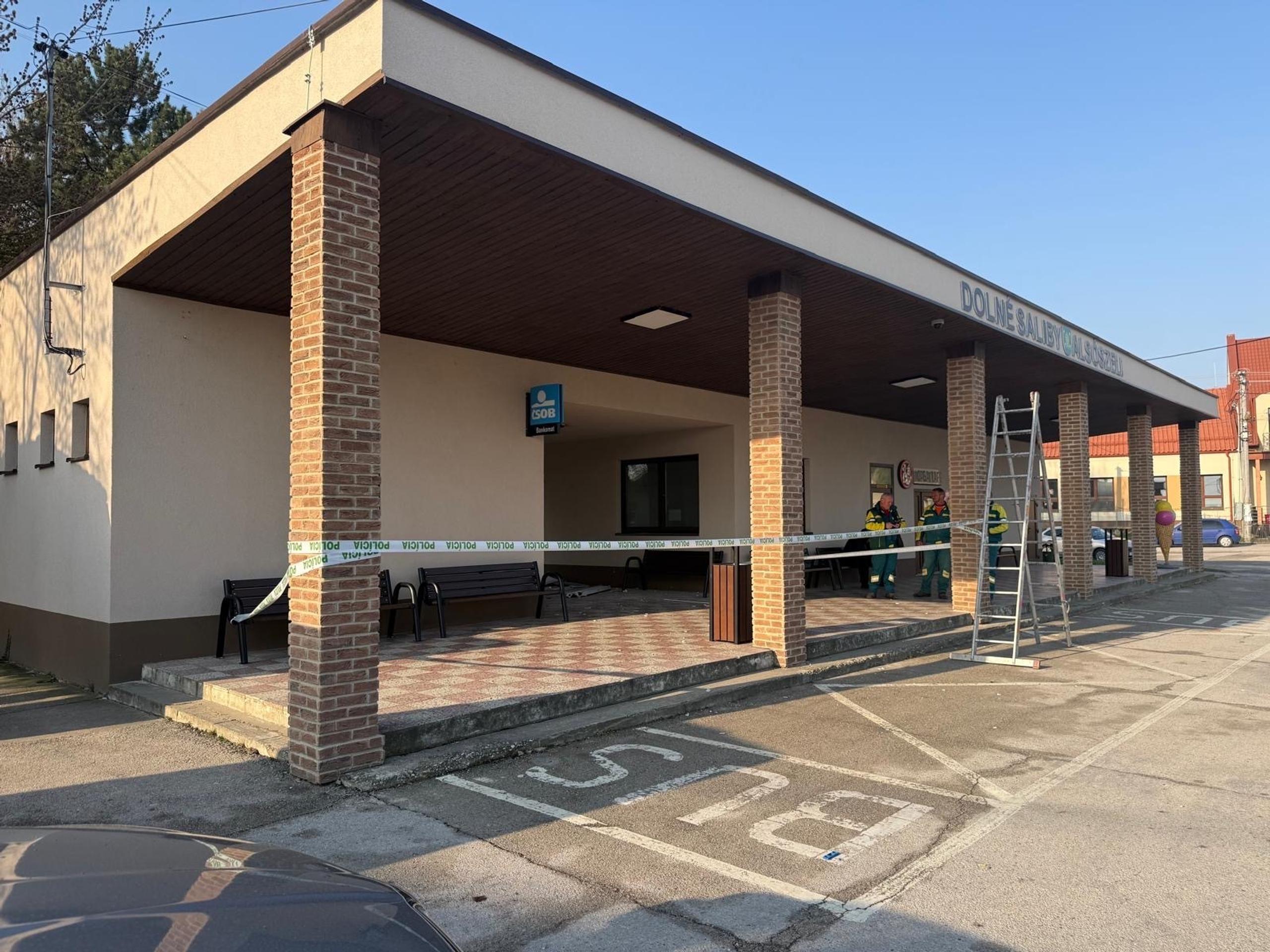 Výbuch bankomatu v Dolných Salibách.