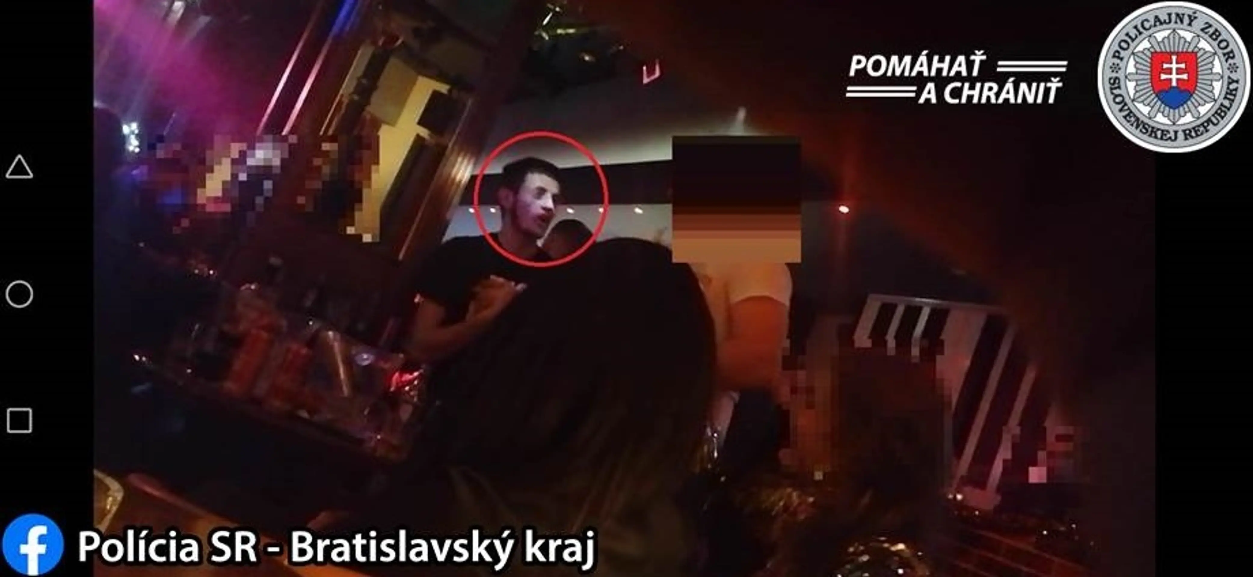 Na snímke rozsvietený vianočný strom na Katedrálnom námestí v litovskom Vilniuse.