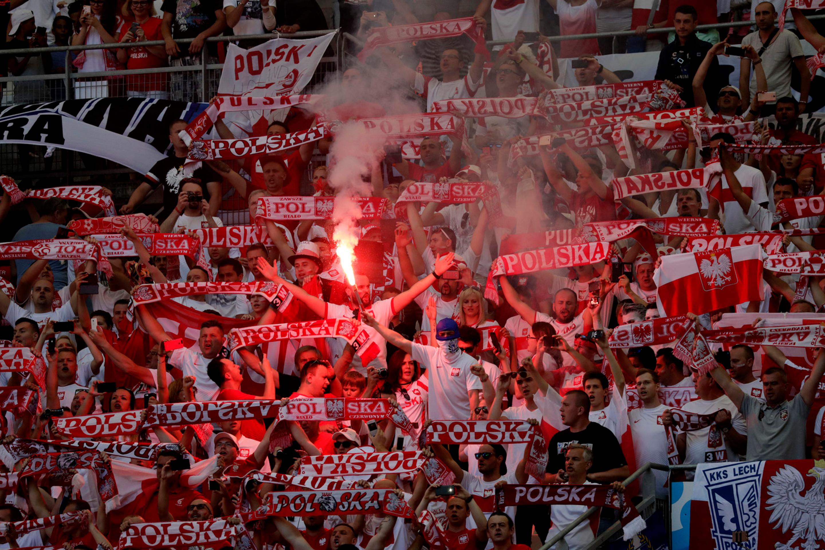 Poľskí fanúšikovia pália svetlice počas zápasu s Ukrajinou na ME vo Francúzsku.