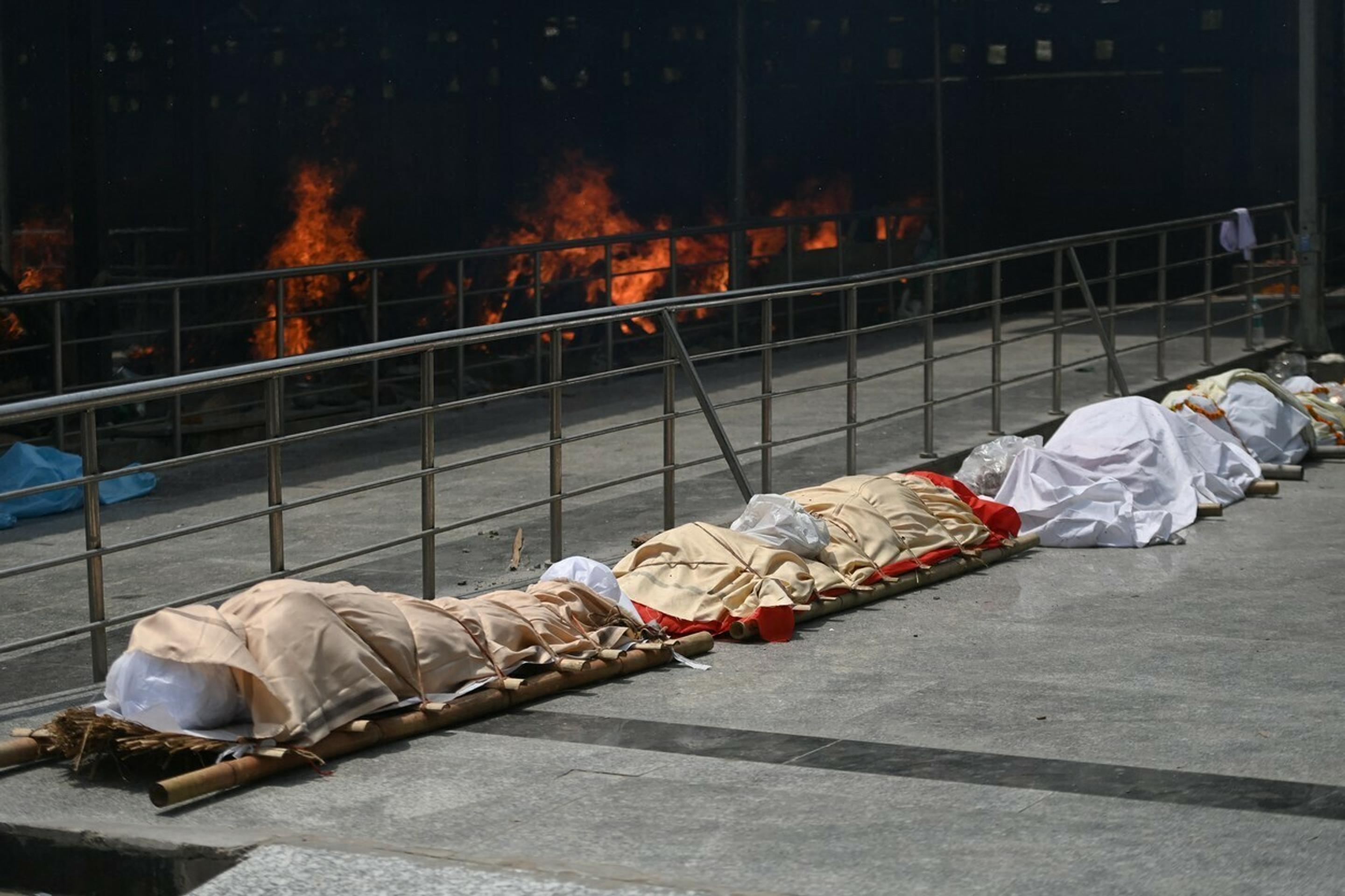 Obete covidu nestíhajú v Indii spaľovať