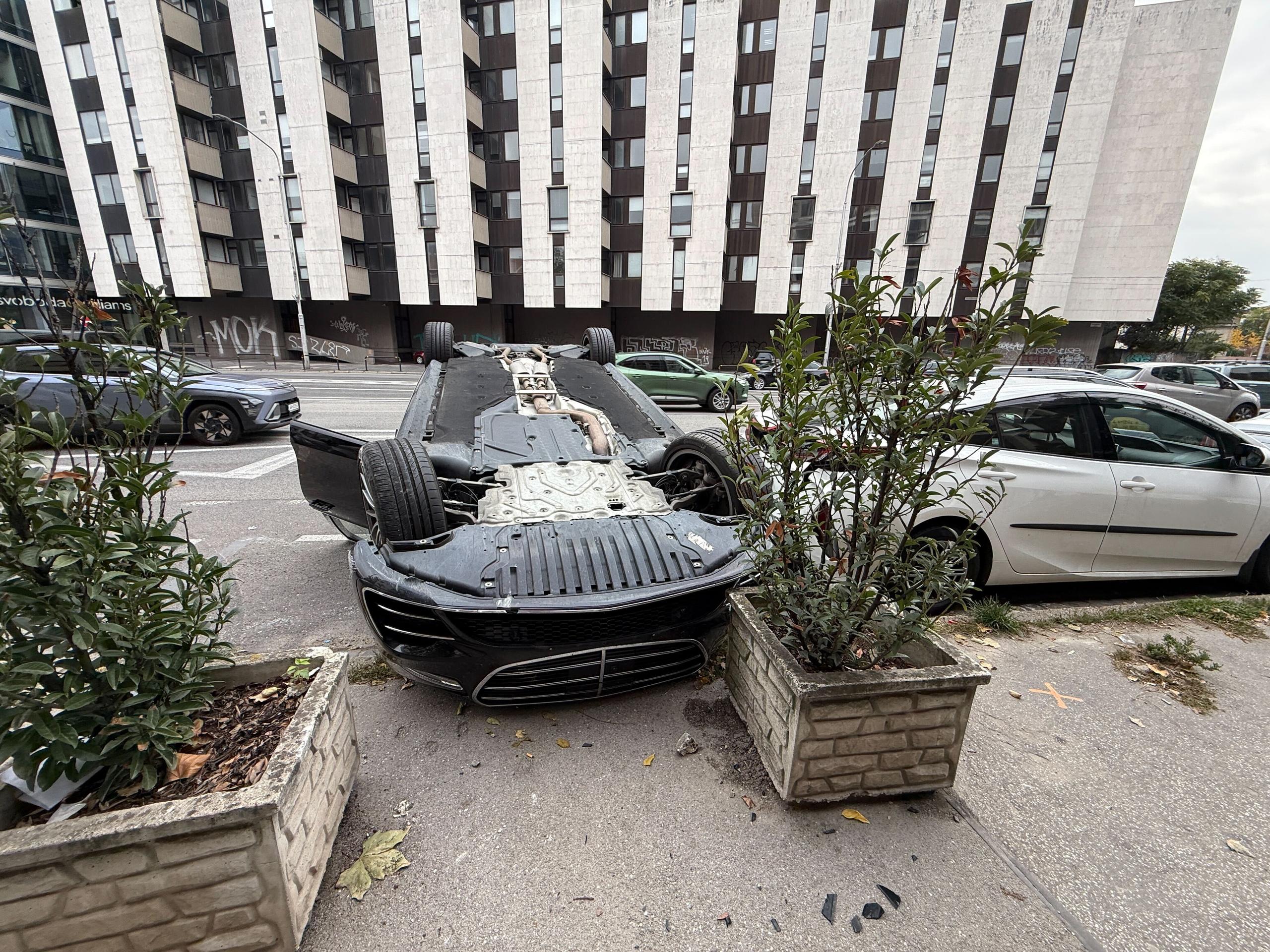 Limuzína diplomatov skončila na streche