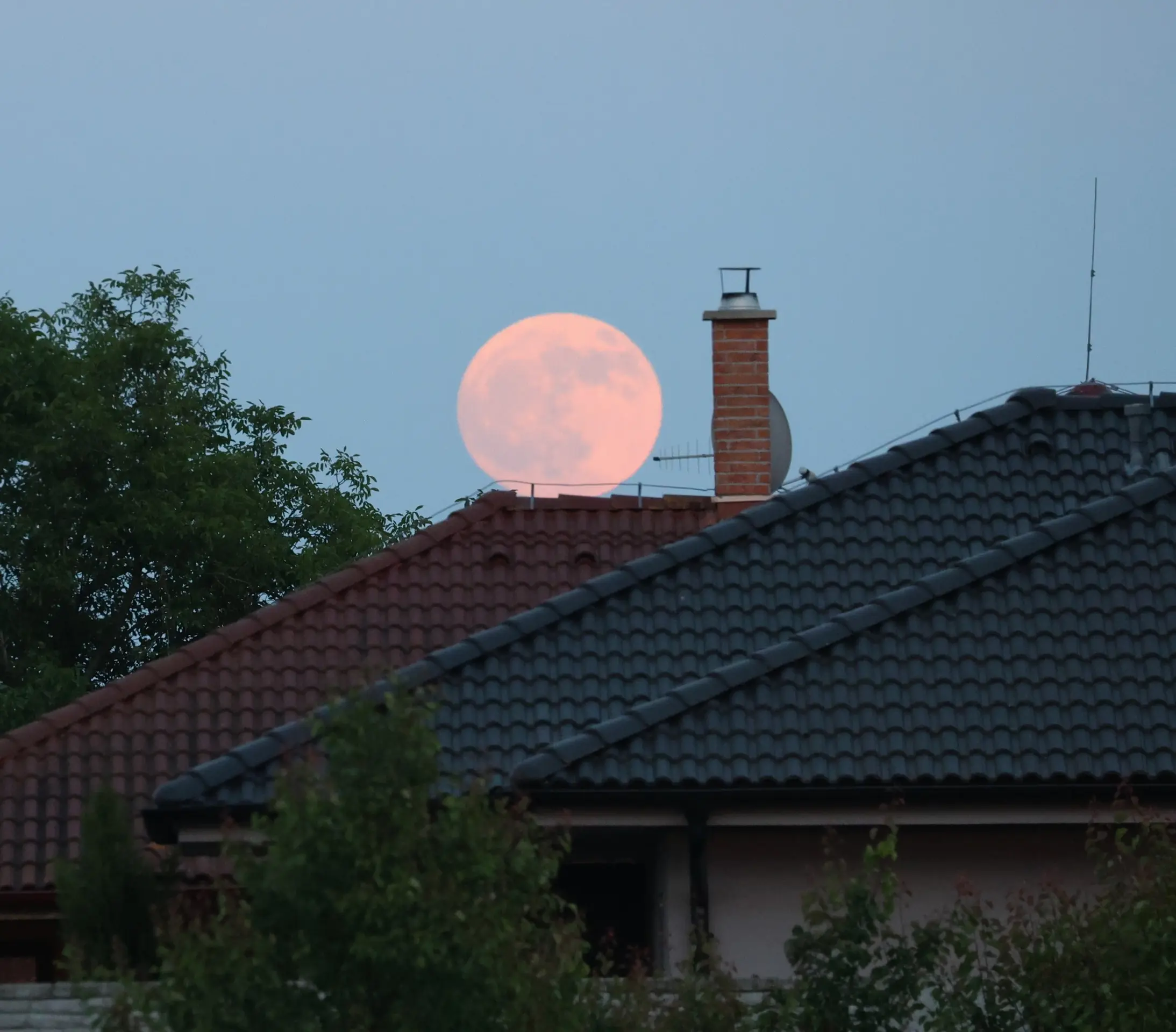 "Jahodový" spln nad dedinou.