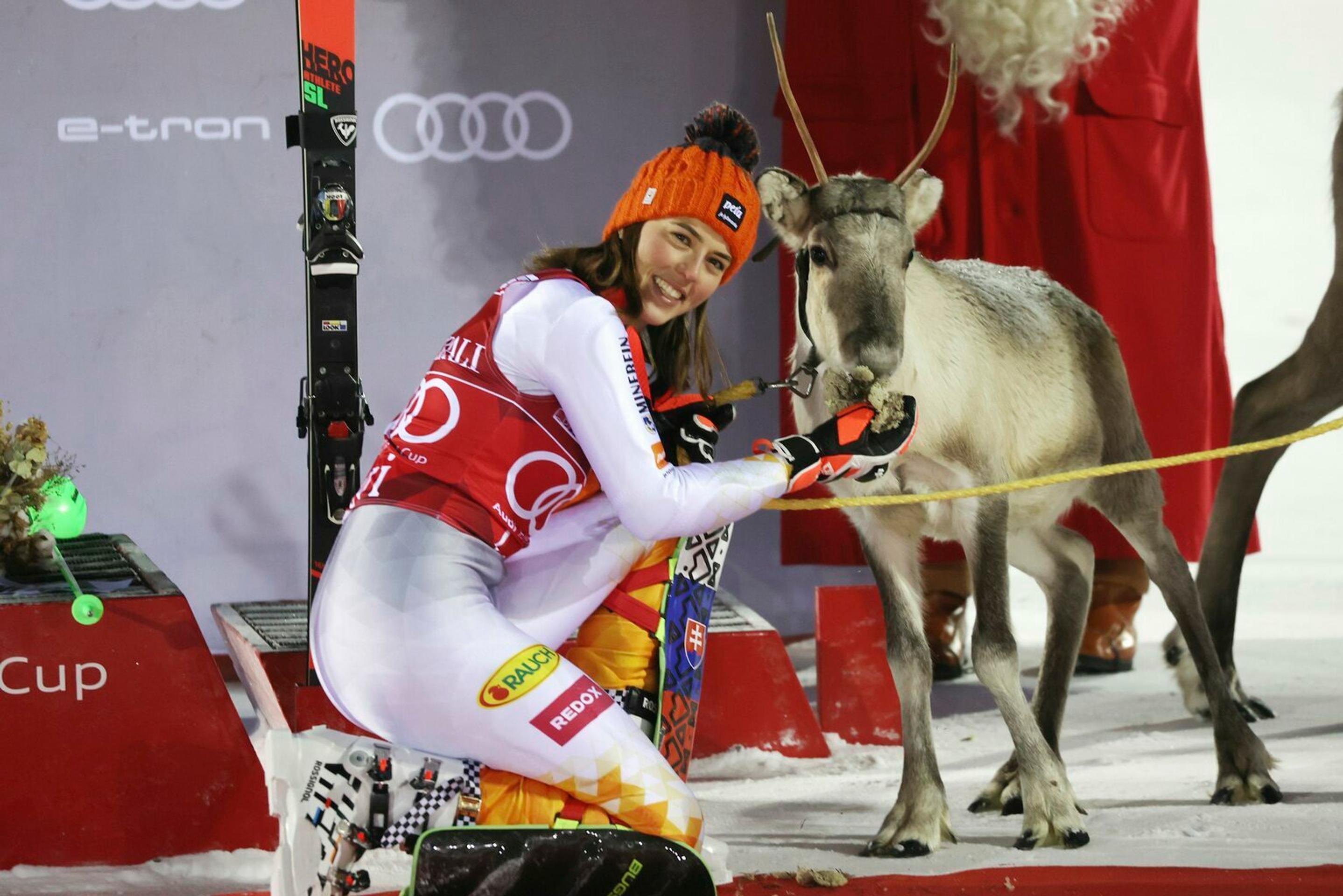 Alpská lyžiarka Petra Vlhová pózuje so sobom po triumfe v slalome Svetového pohára v Levi.