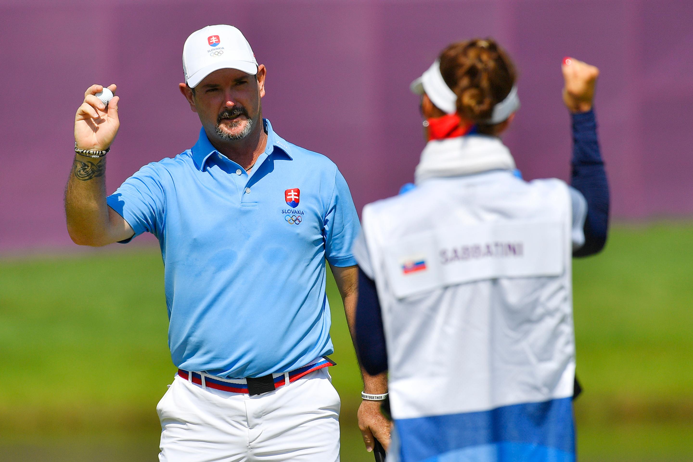 Rory Sabbatini s caddym - manželkou Martinou sa tešia po poslednom údere