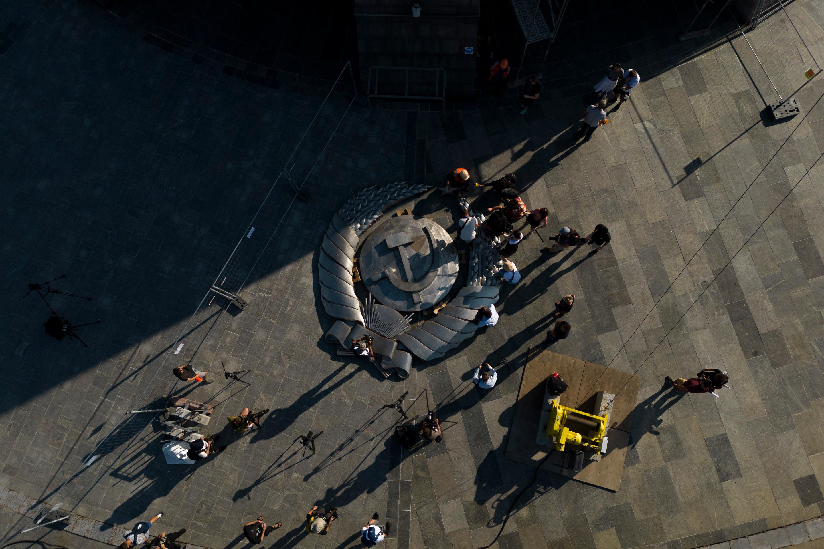 Odstránený štátny znak bývalého Sovietskeho zväzu z obrovskej sochy Matka Vlasť v Kyjeve.