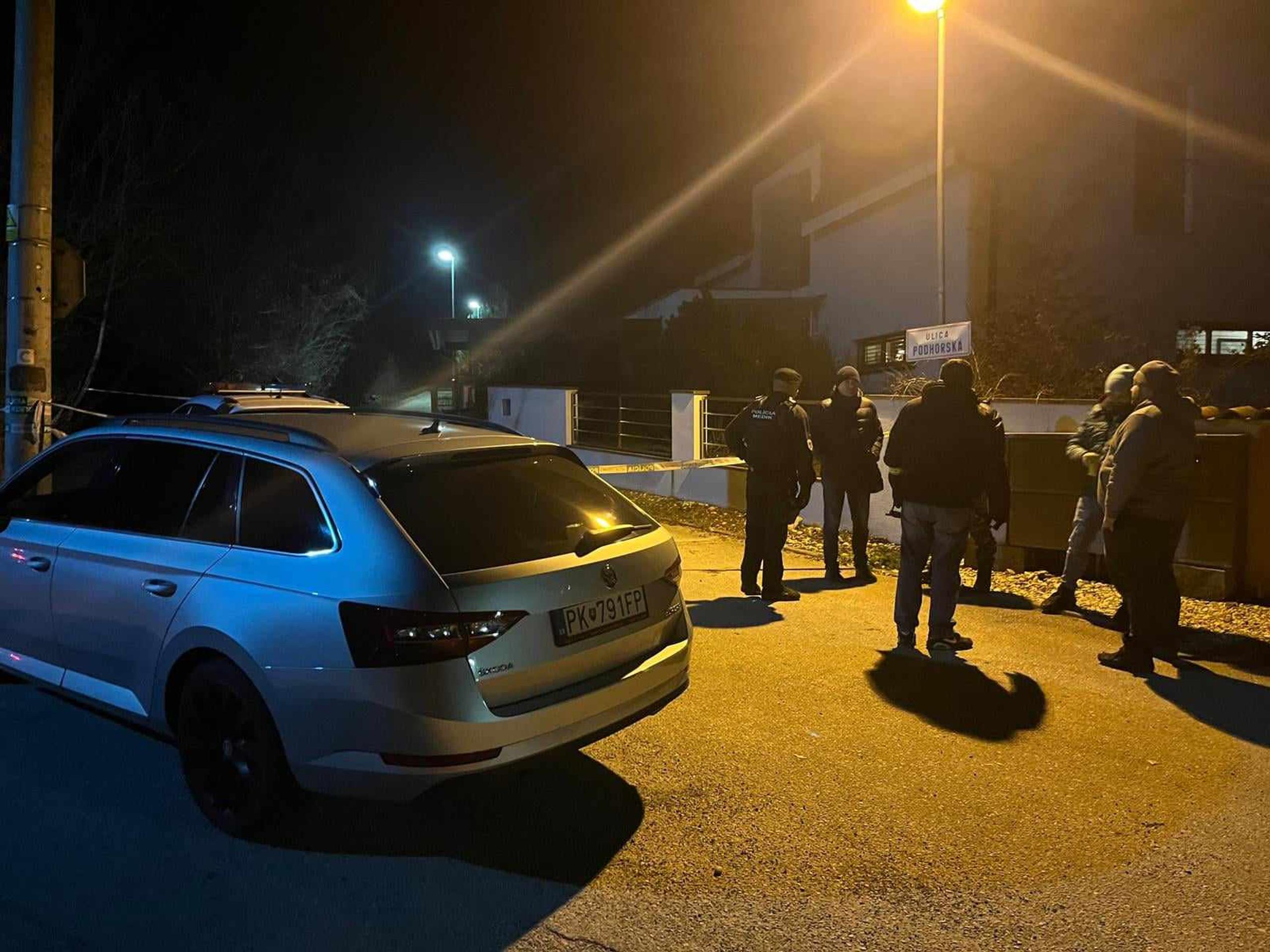 Polícia ohradila miesto činu páskami.