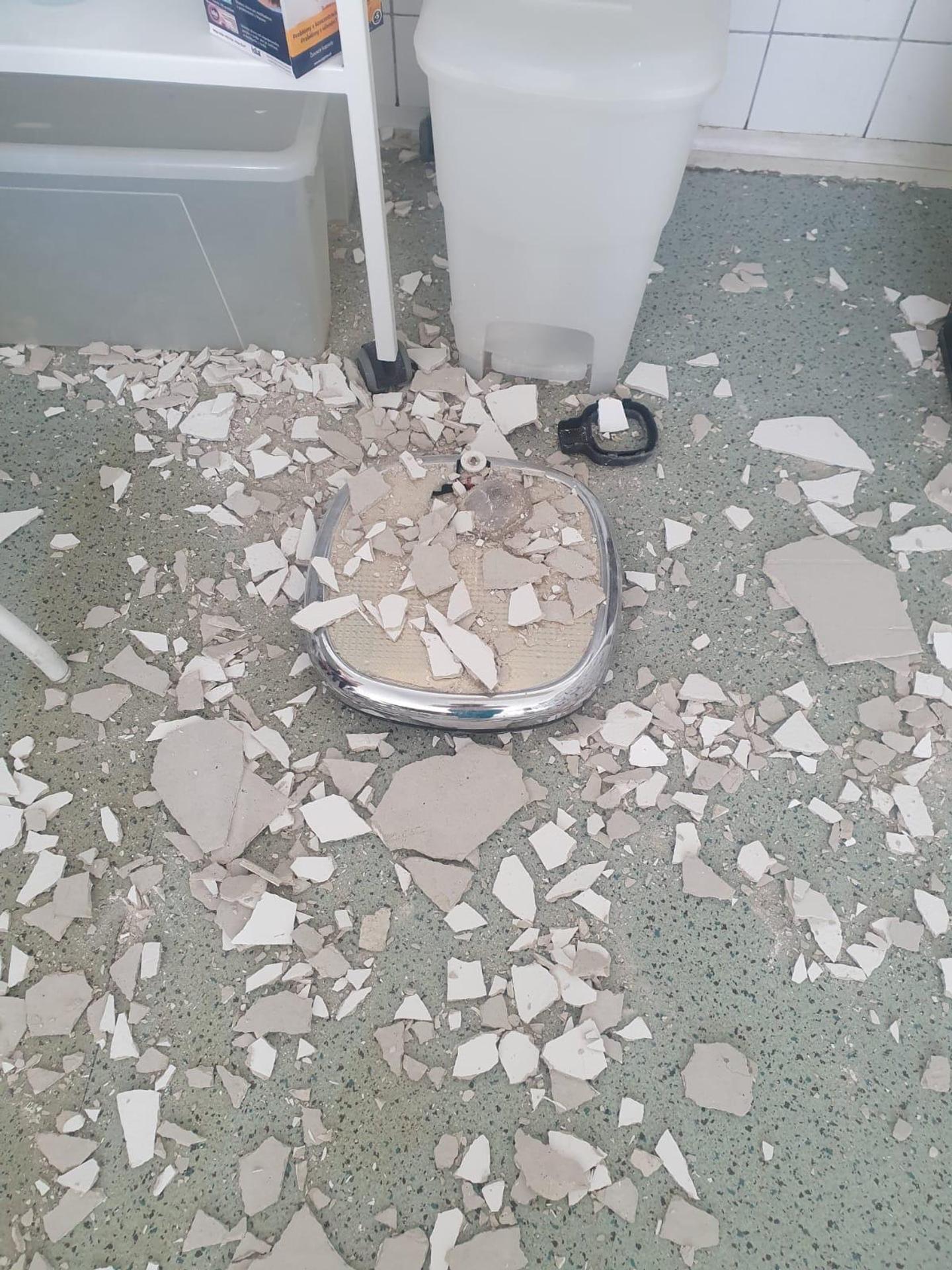 Zo stropu na poliklinike spadol veľký kus omietky.