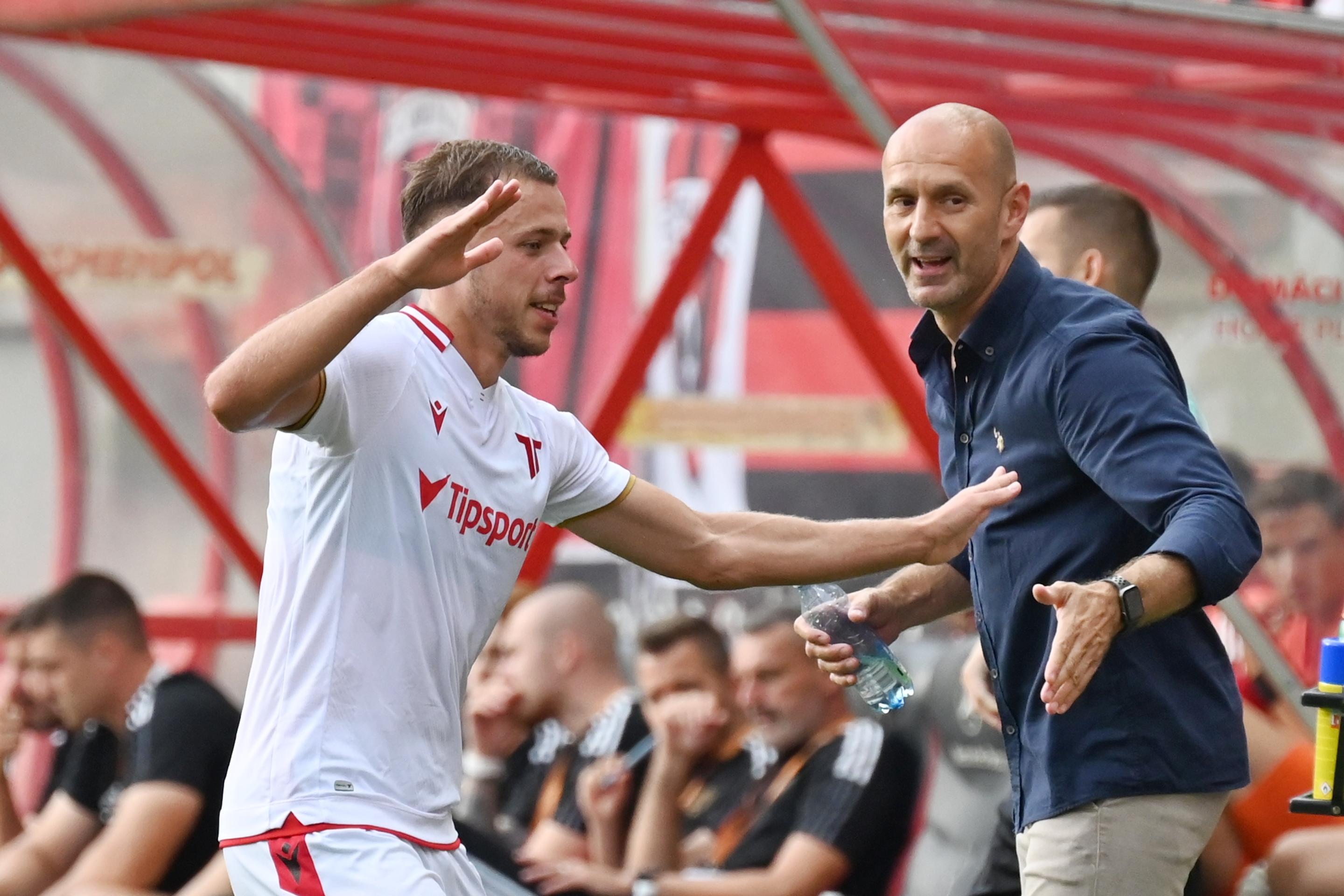 Futbalista Trenčína Njegoš Kupusovič (vľavo) a tréner Trenčína Ilija Stolica.