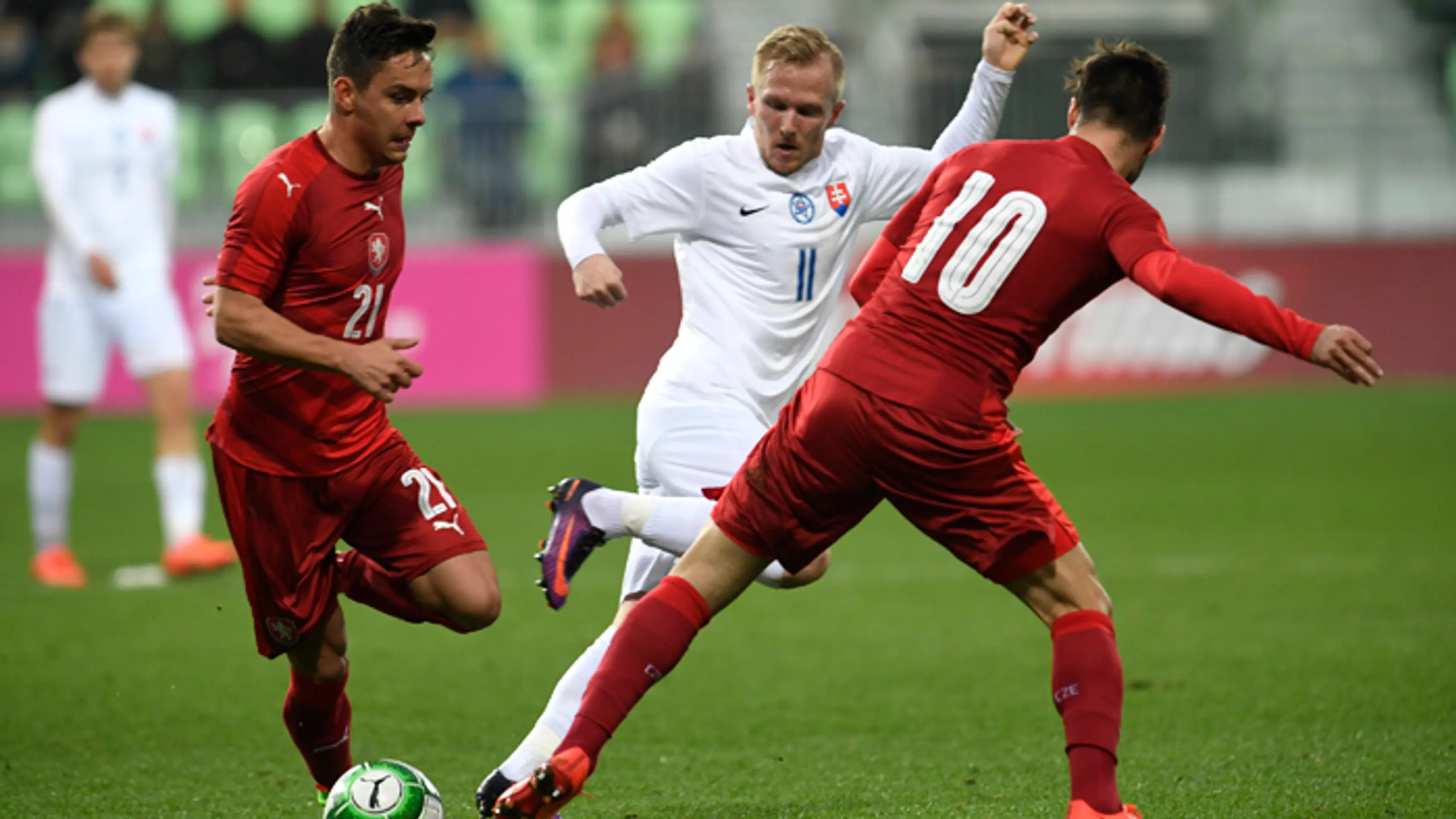 Tomáš Brigant (uprostred) a dvojica Čechov Daniel Holzer (vľavo) a Michal Trávník.