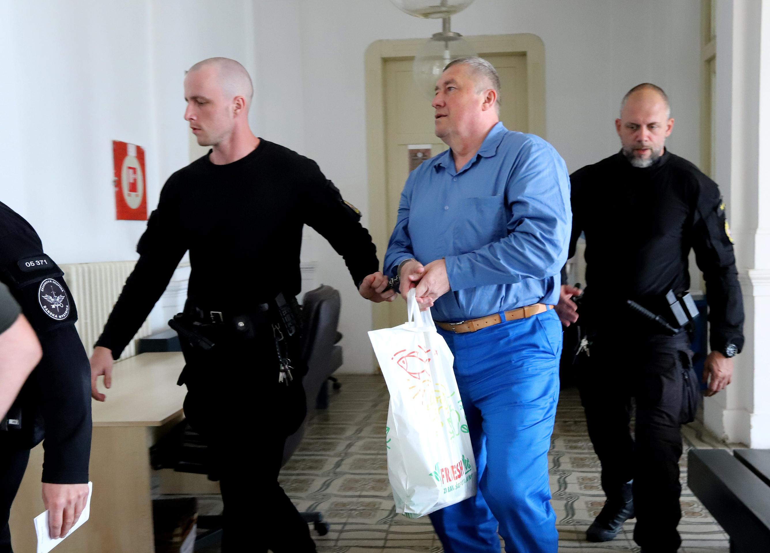 Bývalý špeciálny prokurátor Dušan Kováčik prichádza na súd.