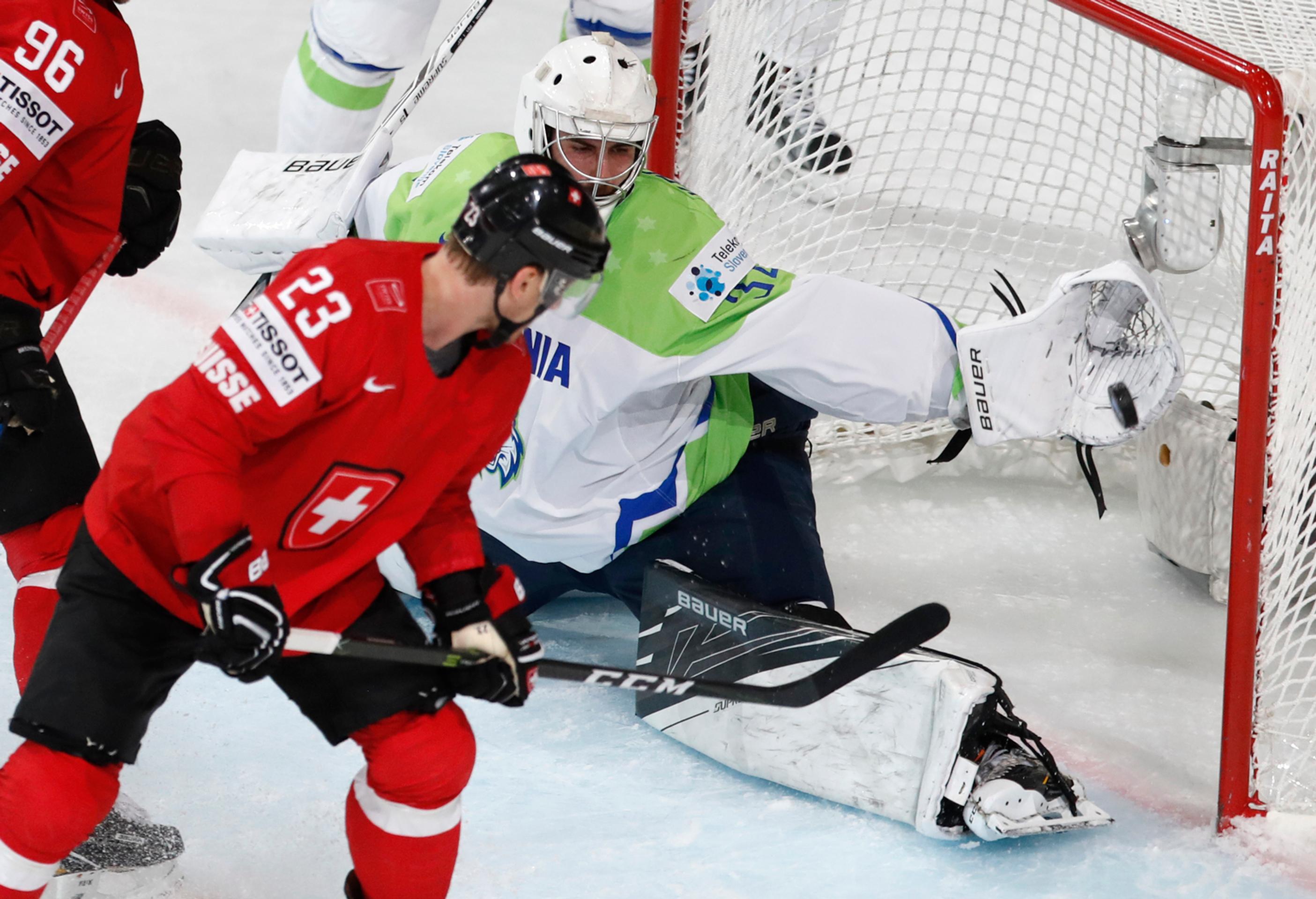 Švajčiar Simon Bodenmann strieľa gól brankárovi Slovinska Gašperovi Krošeljovi.