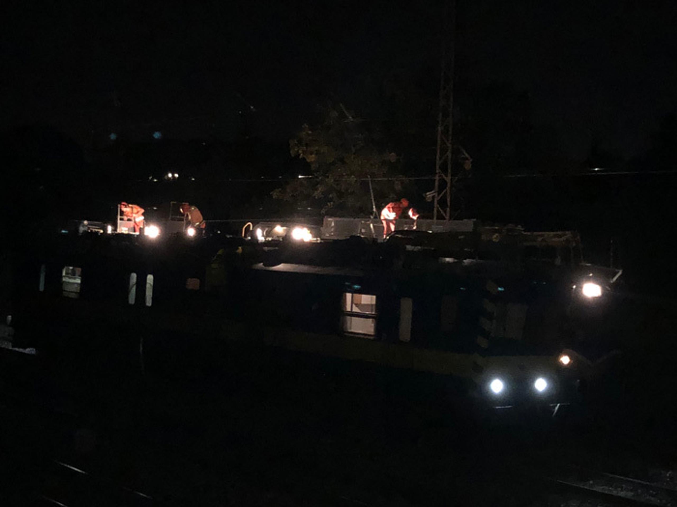 Oprava pretrhnutého trakčného vedenia.