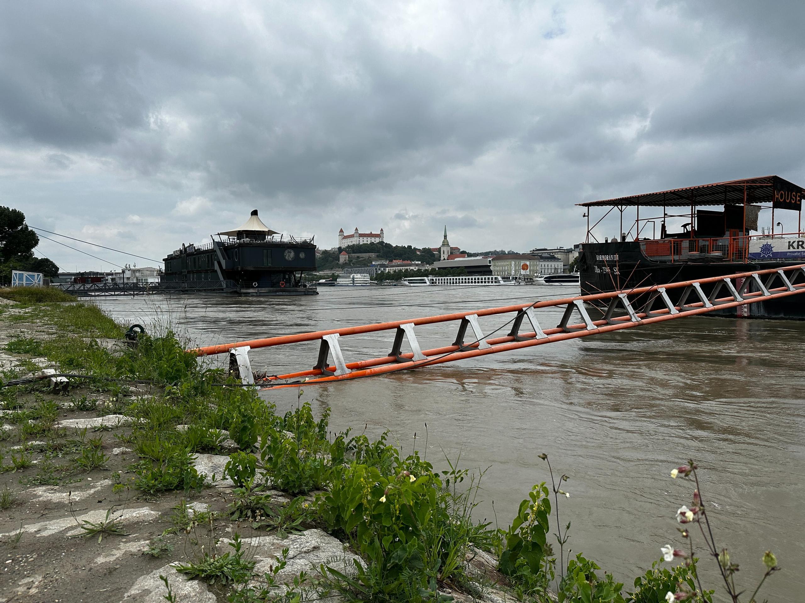 Hladina Dunaja pri Tyršovom nábreží.