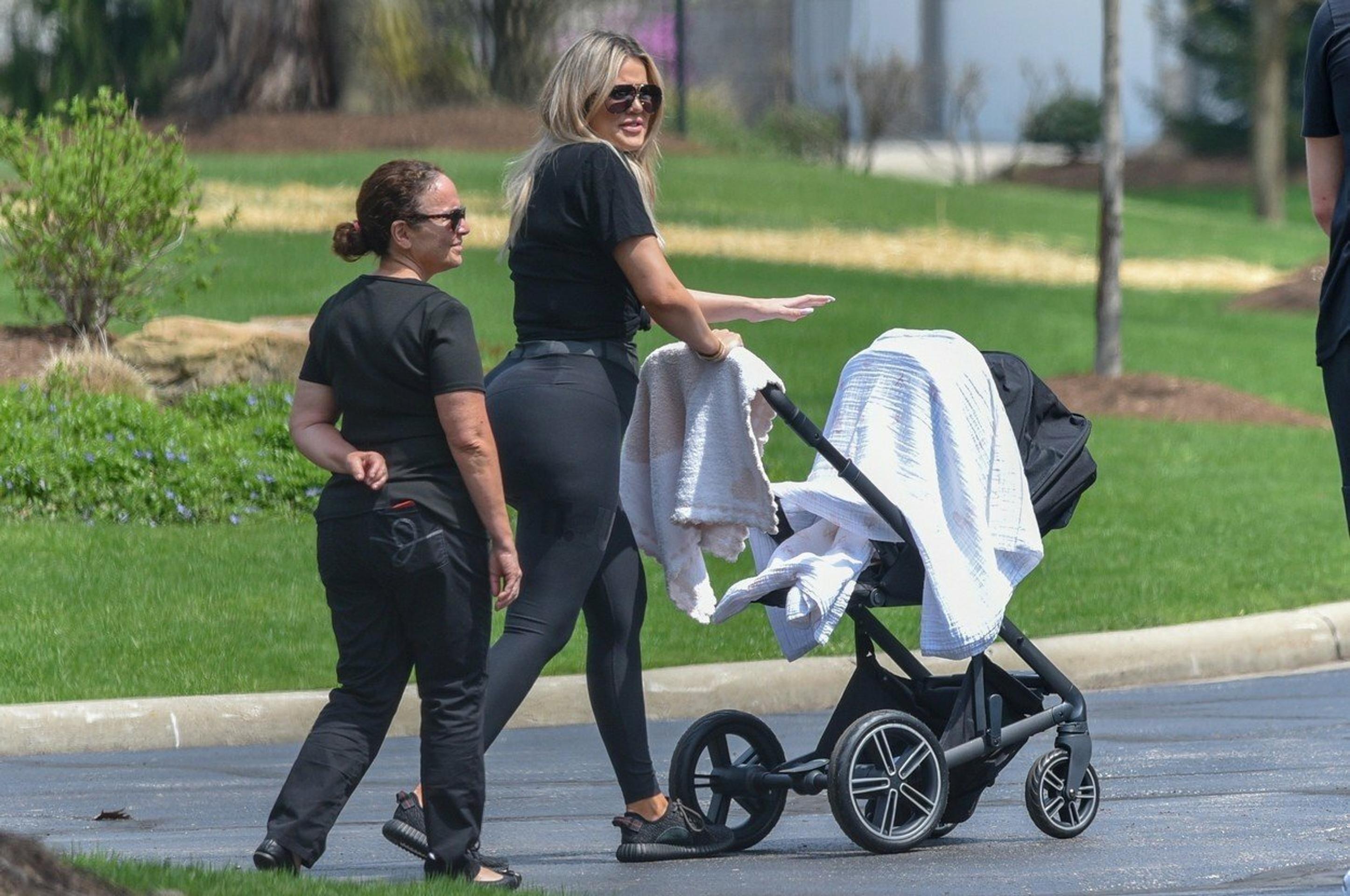 Khloe Kardashian krátko po pôrode: Akoby sa jej brucho presunulo do zadku