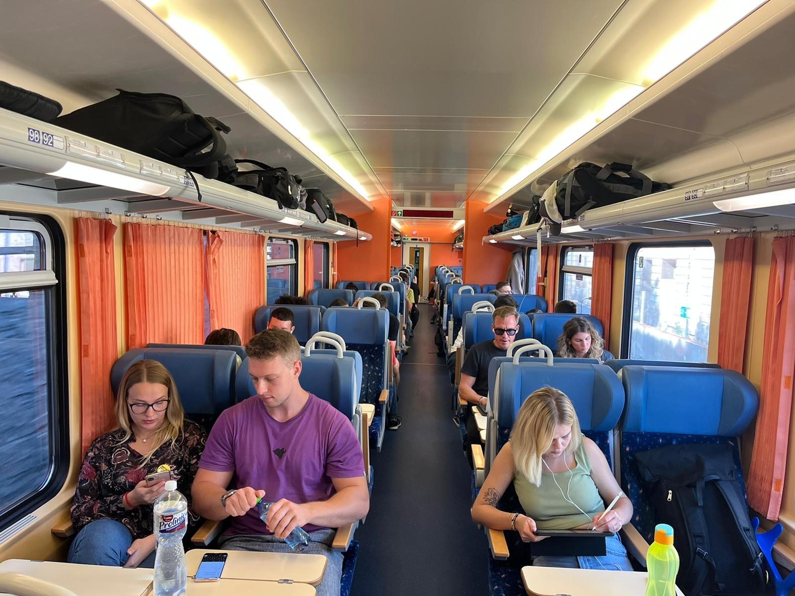 Volebný vlak smerujúci z Prahy do Bratislavy.