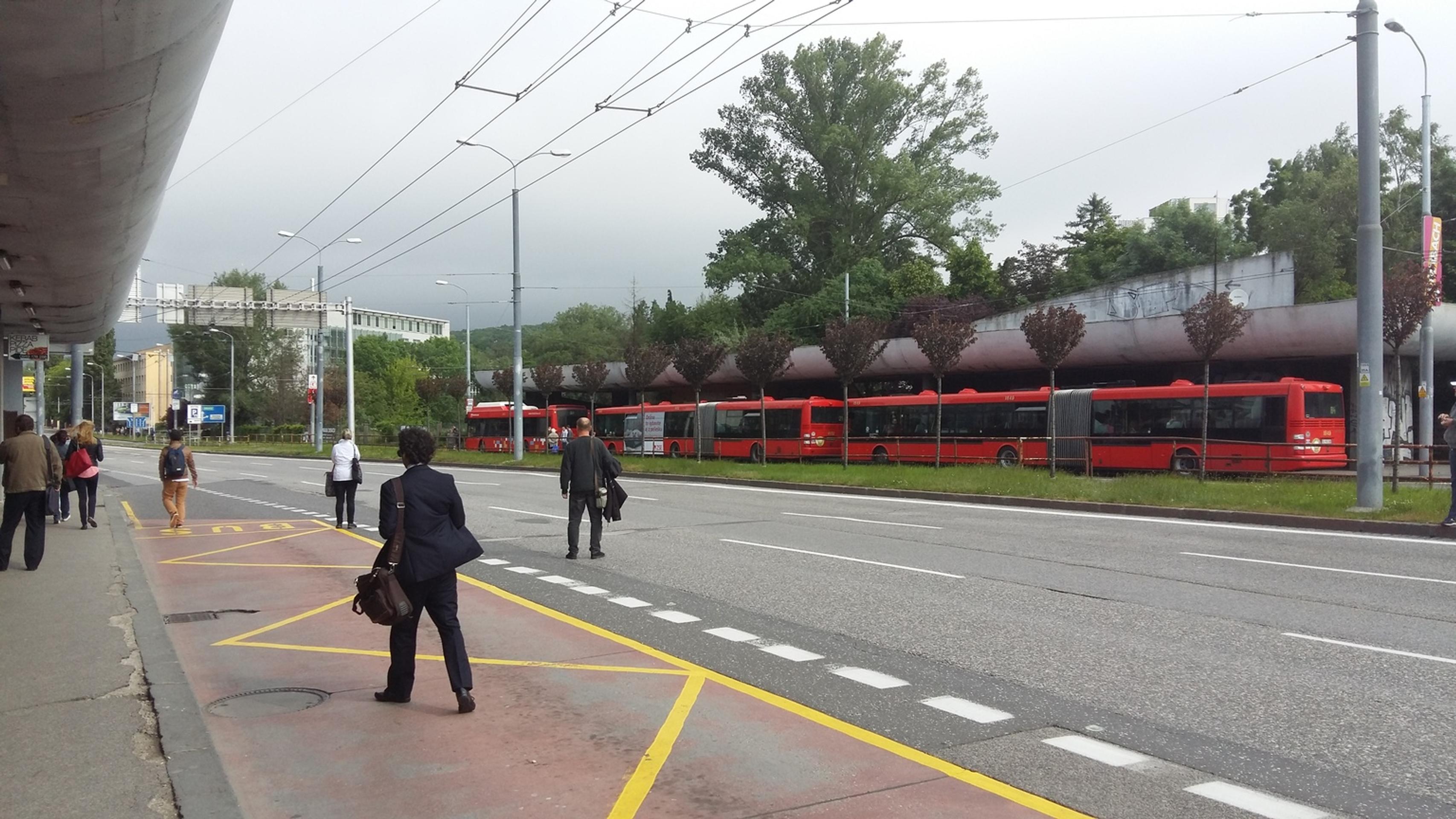 Na Lamačskej ceste pri Patrónke uniká plyn, dopravu riadi polícia.
