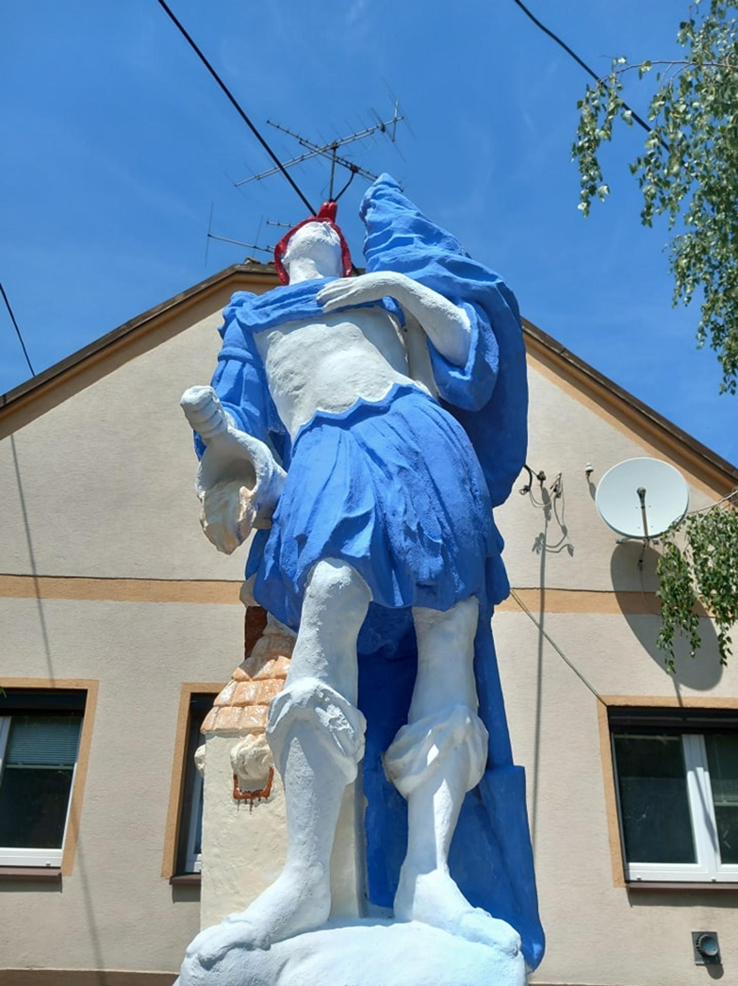 V Rači niekto svojvoľne premaľoval sochu svätého Floriána z roku 1721.