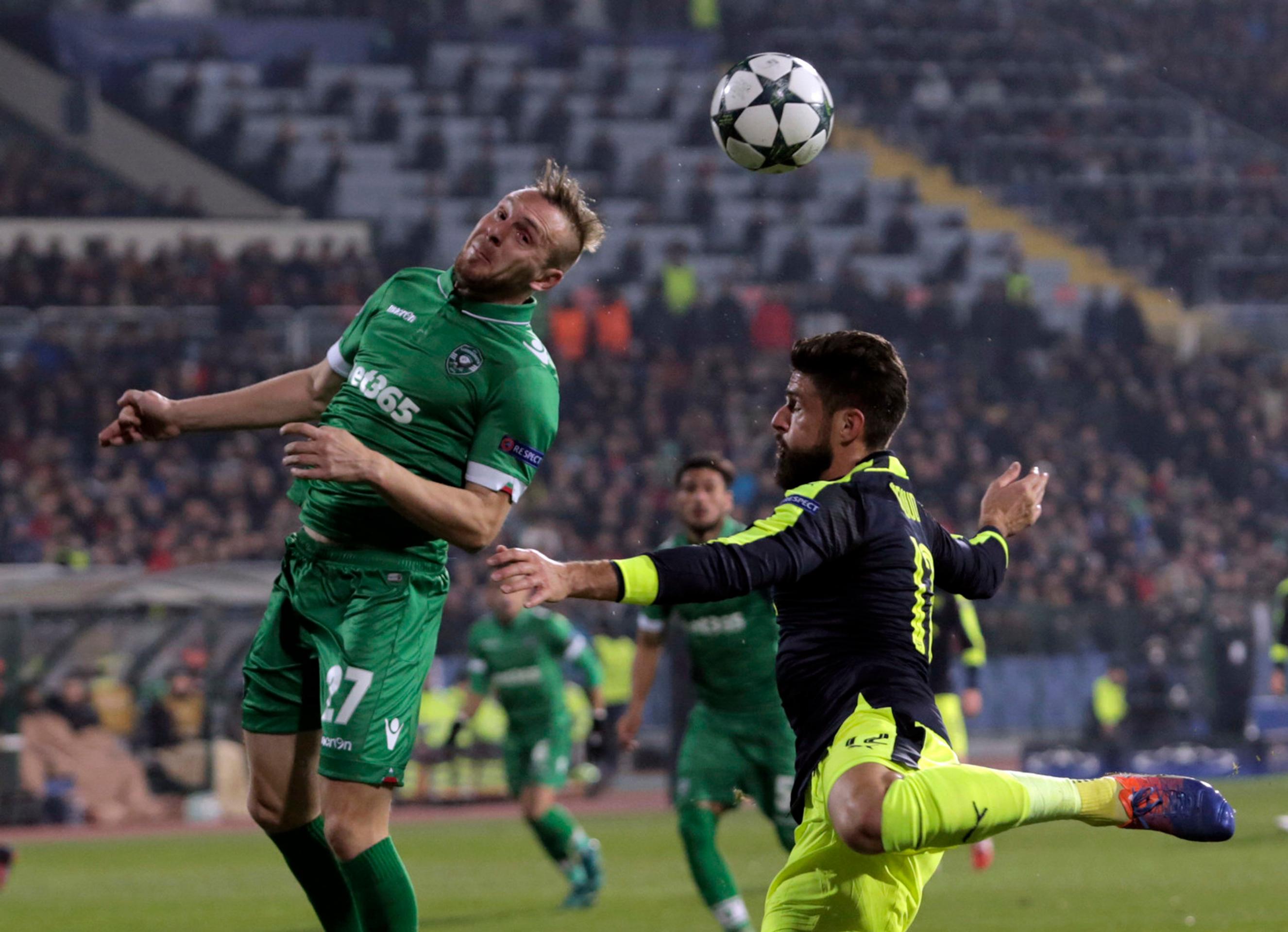 Cosmin Monti (Ludogorec) v súboji o loptu s Olivierom Giroudom (Arsenal).