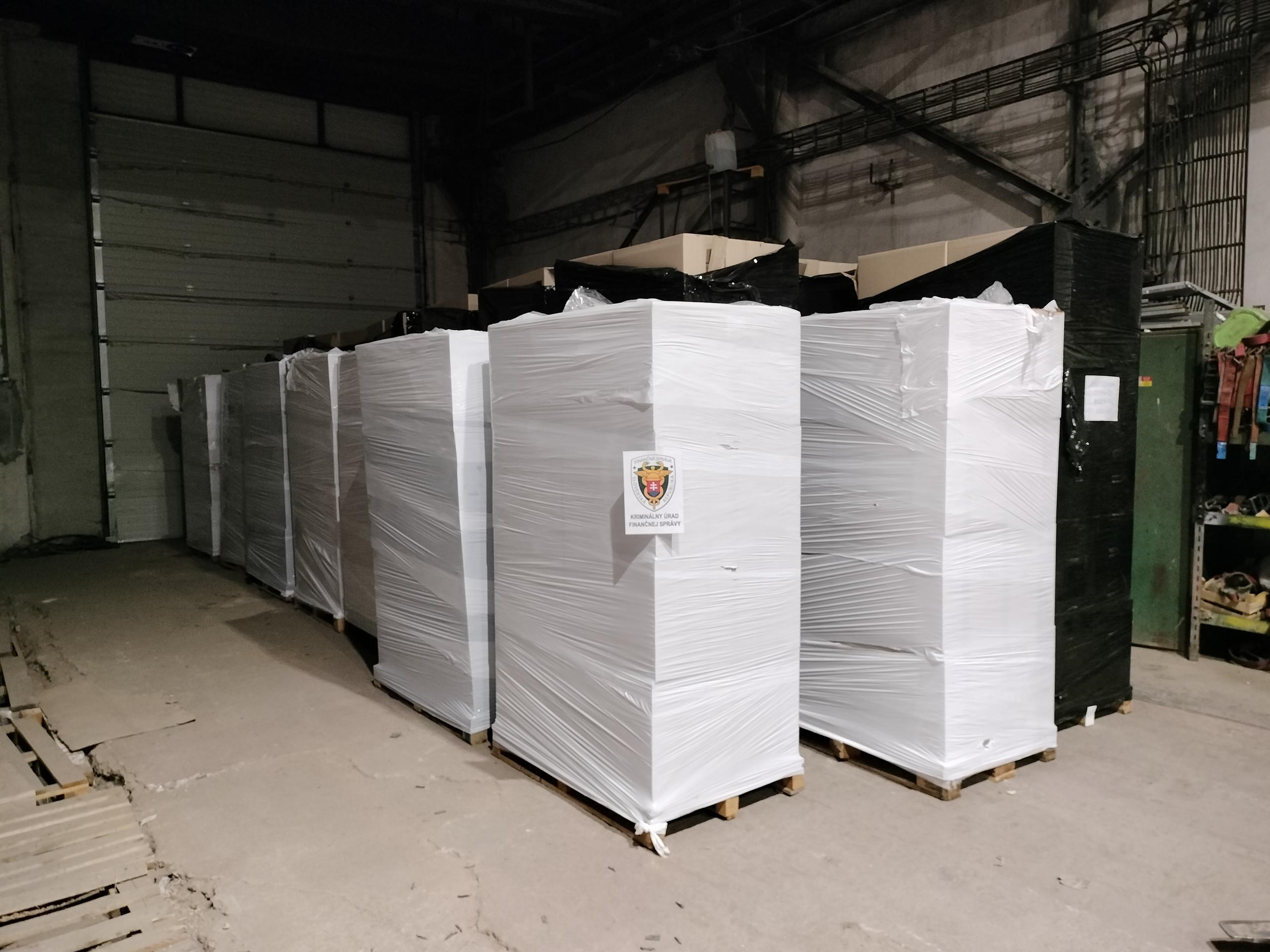 Balíky s nelegálne vyrobenými cigaretami