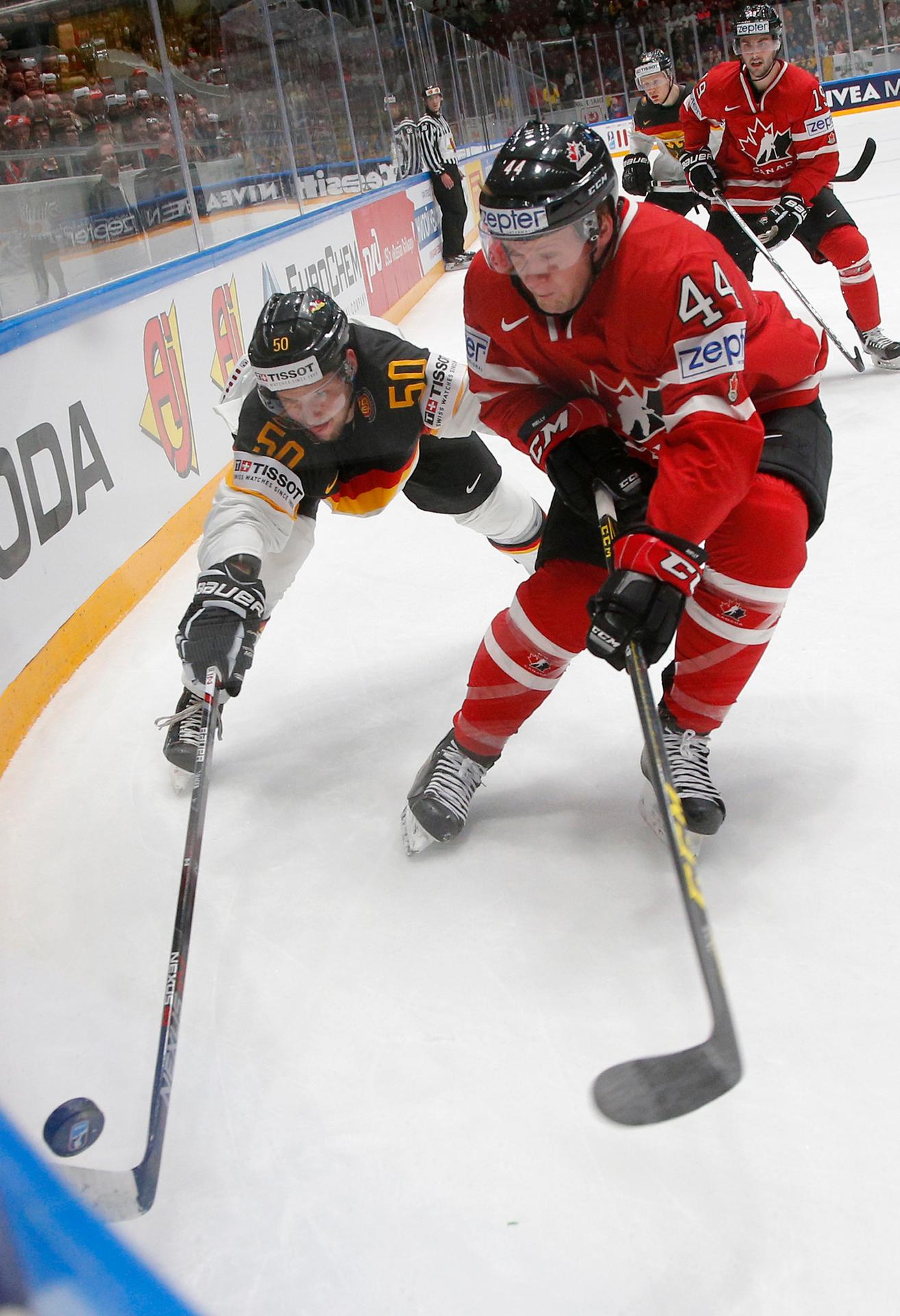 Hráč Kanady Morgan Rilles (vpravo) a hráč Nemecka Patrick Hager (vľavo) v súboji o puk v zápase B-skupiny MS v Rusku.
