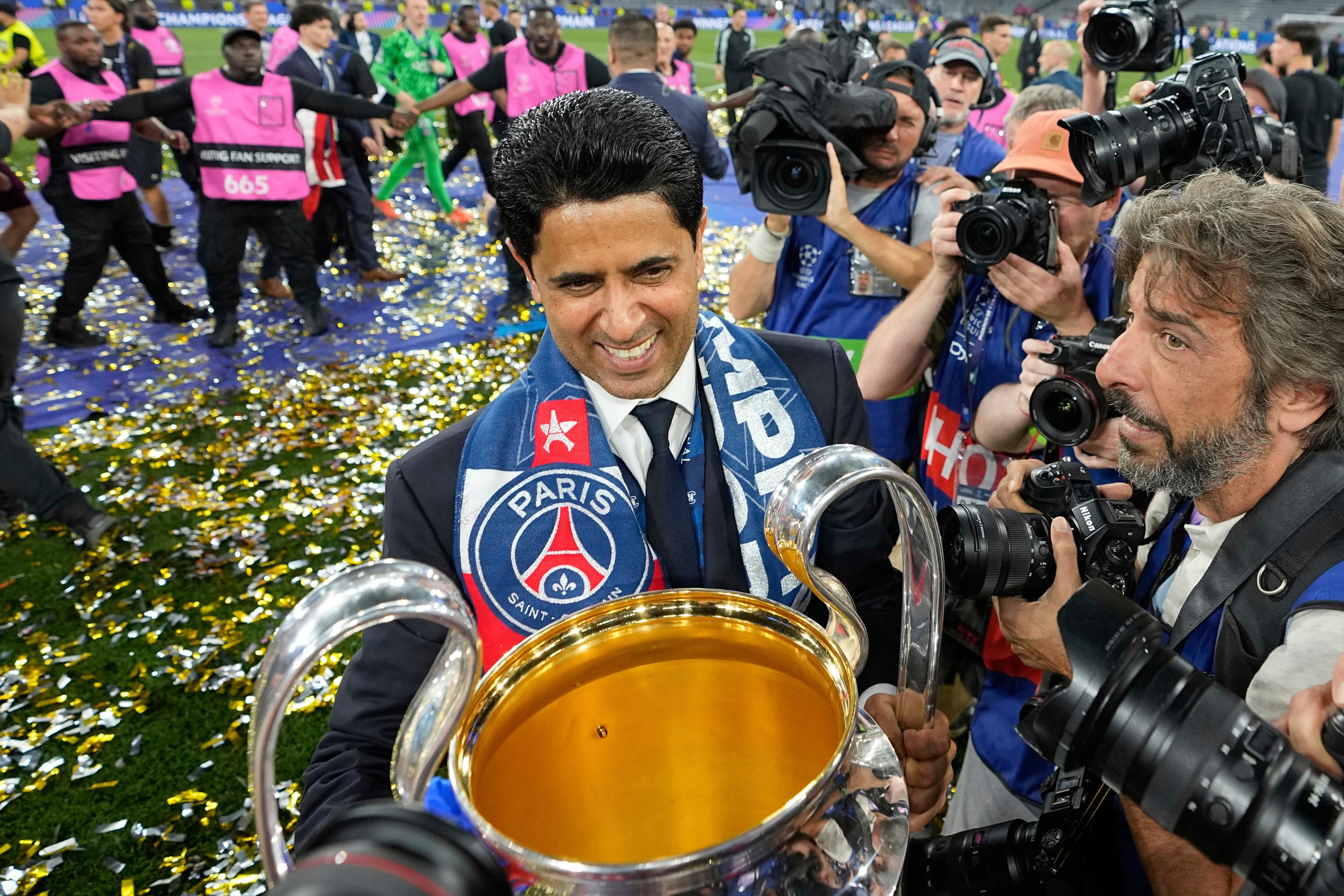 Prezident Paríža St. Germain Násir Al-Chelajfí pózuje s trofejou.