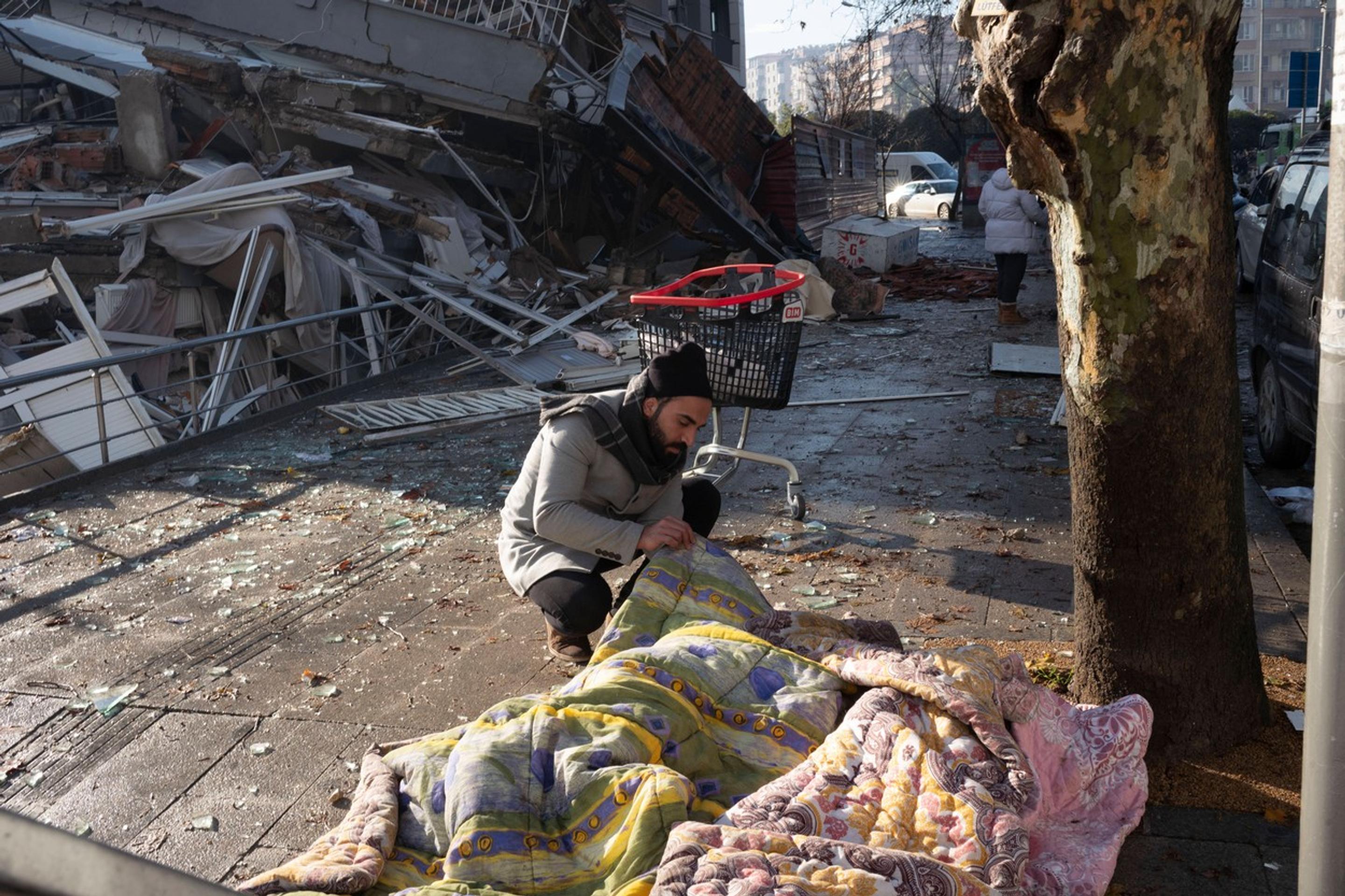 Telá ležia zabalené na uliciach miest